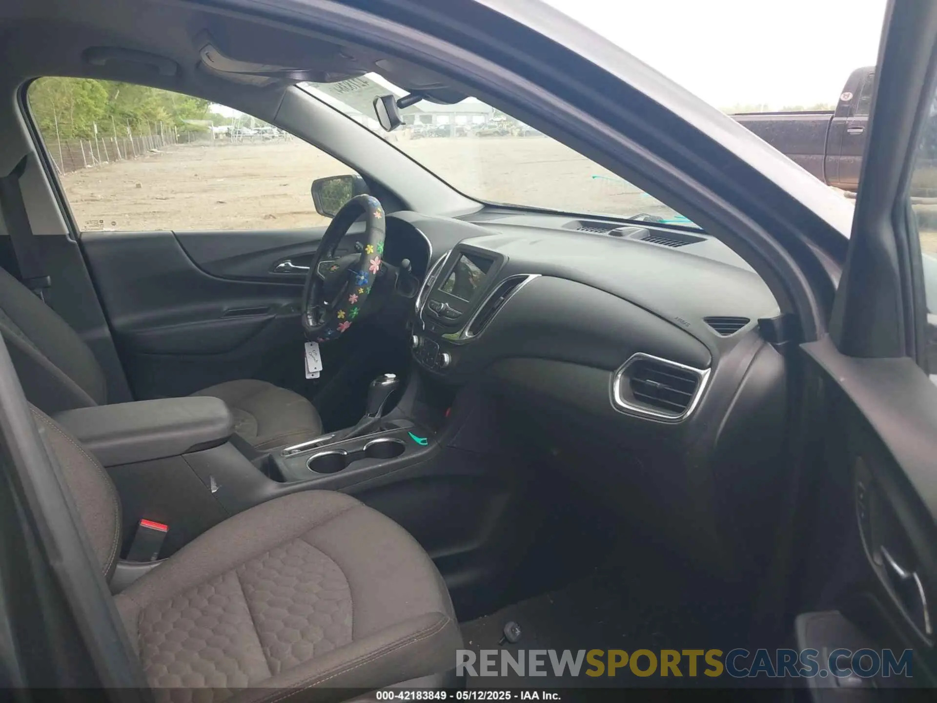 5 fotografías del automóvil dañado 2GNAXKEV6K6175001 CHEVROLET EQUINOX 2019
