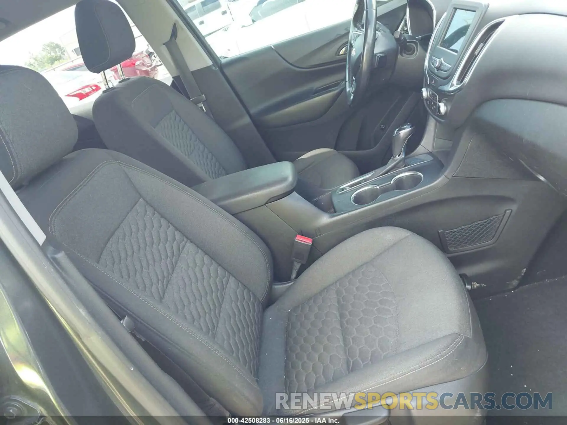 5 fotografías del automóvil dañado 2GNAXKEV7K6106575 CHEVROLET EQUINOX 2019