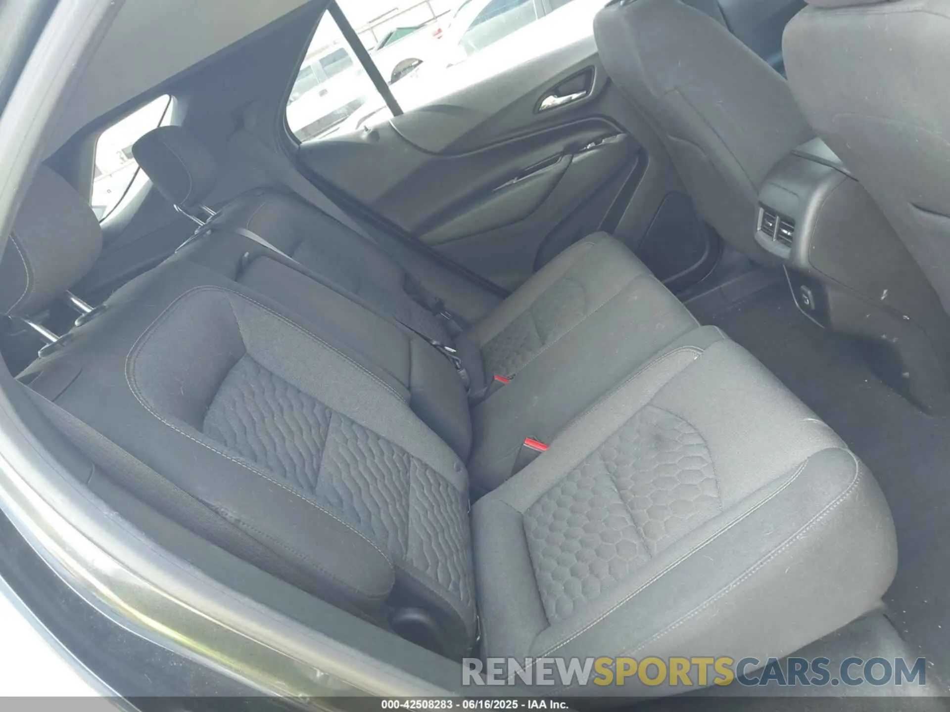 8 fotografías del automóvil dañado 2GNAXKEV7K6106575 CHEVROLET EQUINOX 2019