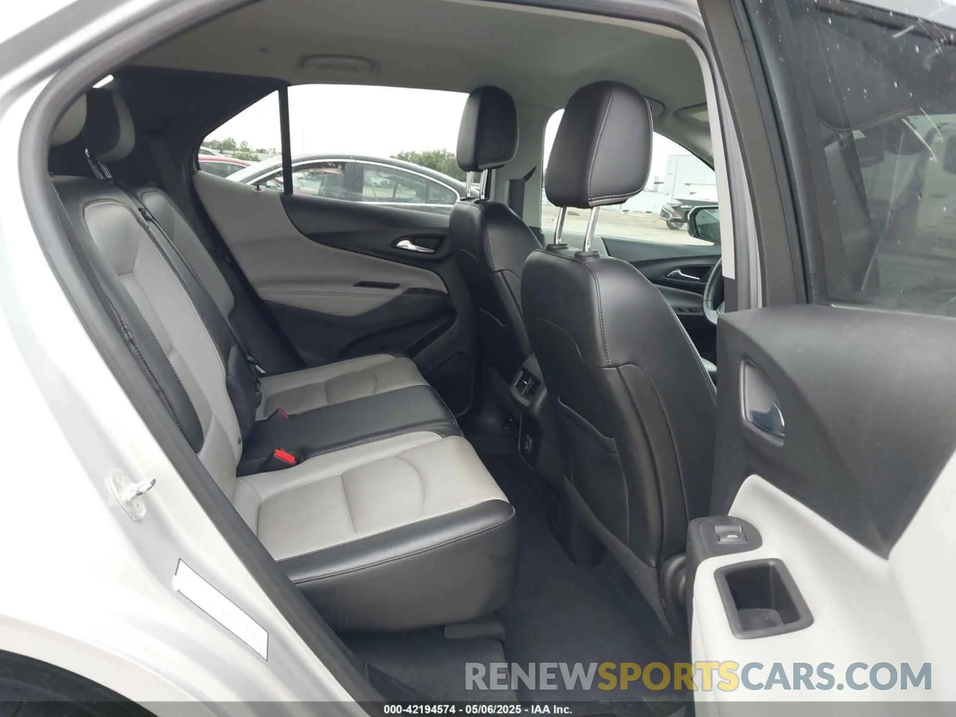8 fotografías del automóvil dañado 2GNAXPEX4K6252513 CHEVROLET EQUINOX 2019