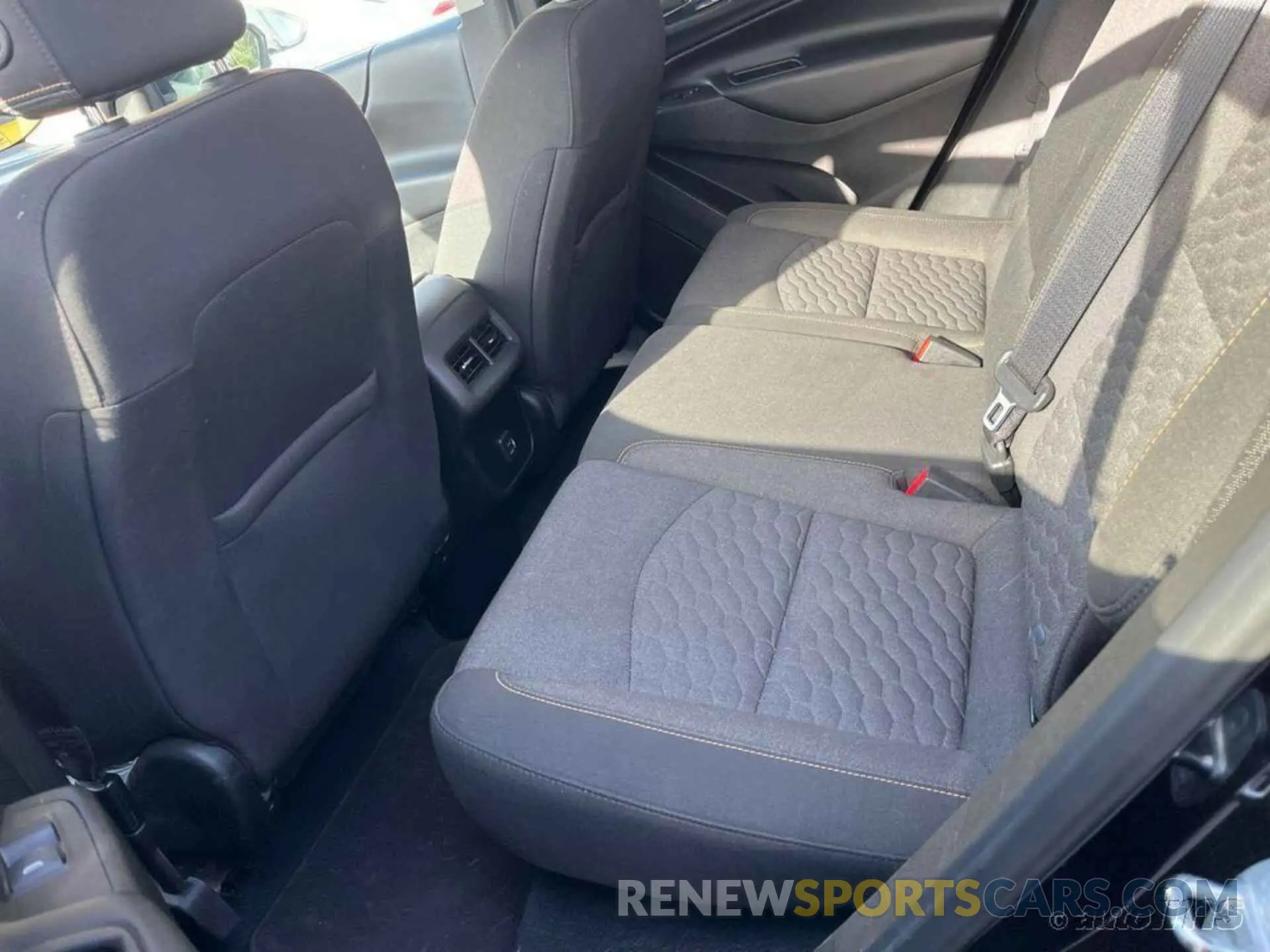 5 fotografías del automóvil dañado 2GNAXTEV2K6264618 CHEVROLET EQUINOX 2019