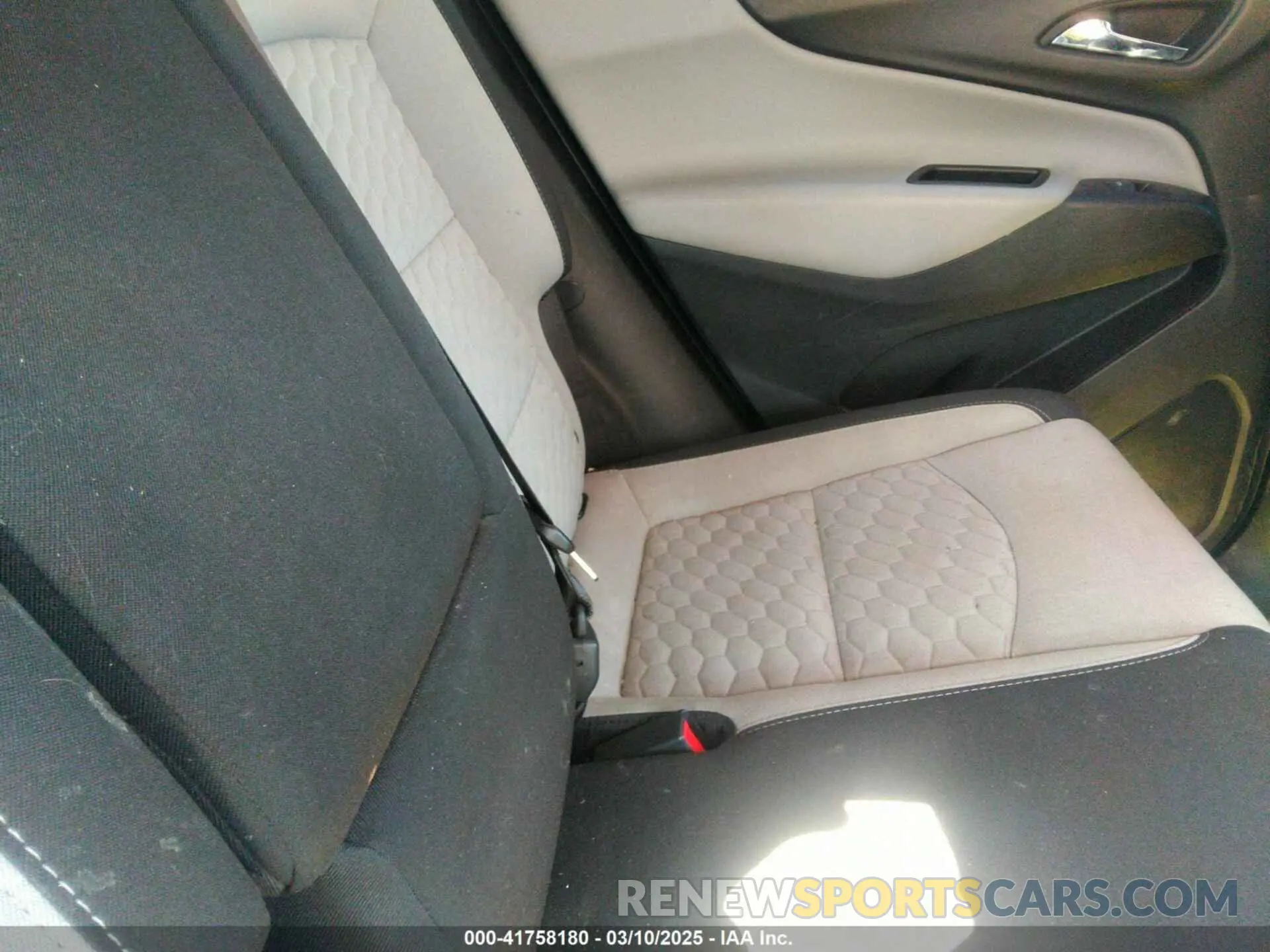 8 fotografías del automóvil dañado 2GNAXTEV7K6165888 CHEVROLET EQUINOX 2019