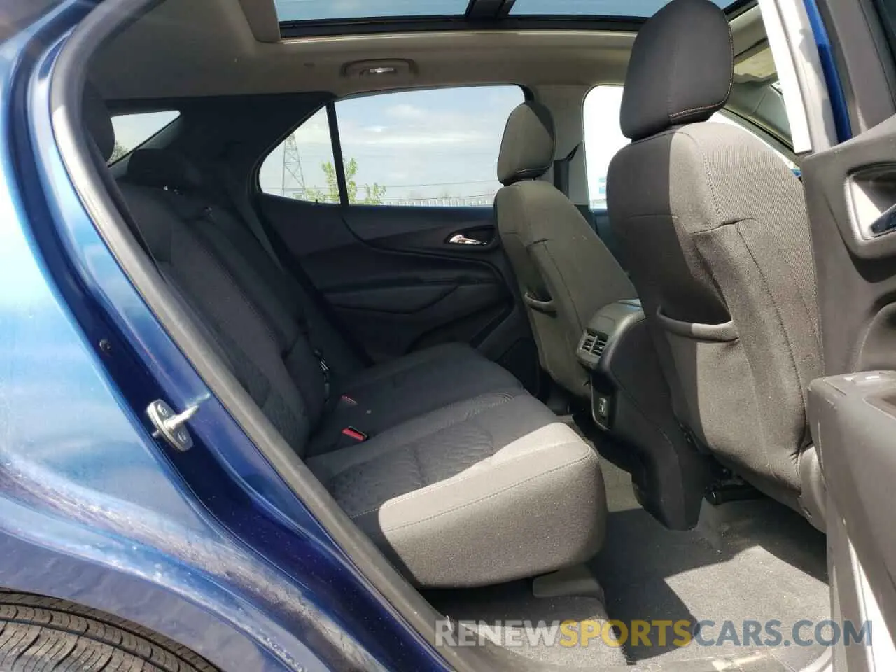 11 fotografías del automóvil dañado 2GNAXUEV0K6136366 CHEVROLET EQUINOX 2019