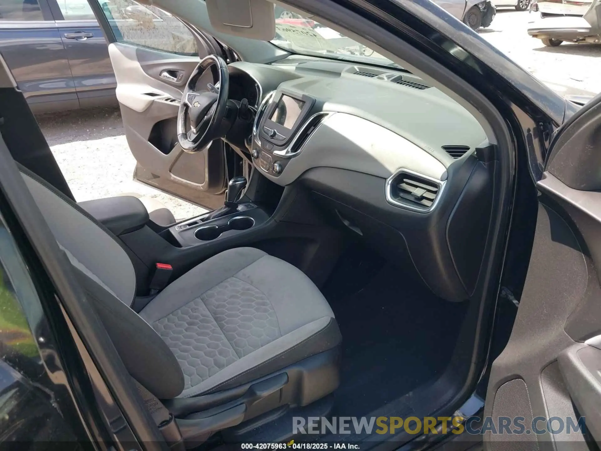 5 fotografías del automóvil dañado 2GNAXUEV0K6253705 CHEVROLET EQUINOX 2019