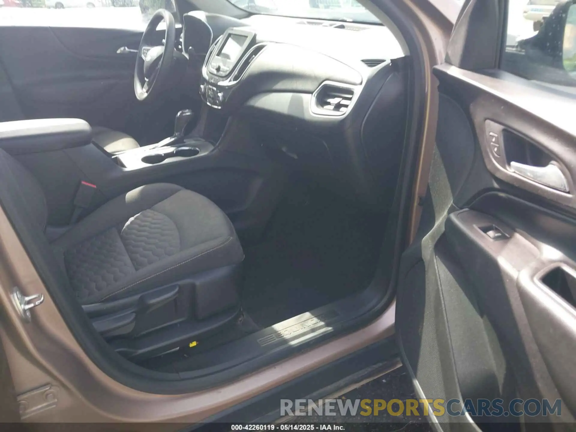 5 fotografías del automóvil dañado 2GNAXUEV1K6237013 CHEVROLET EQUINOX 2019