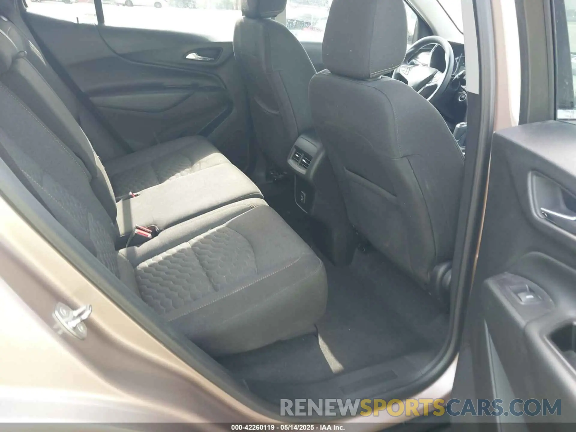 8 fotografías del automóvil dañado 2GNAXUEV1K6237013 CHEVROLET EQUINOX 2019