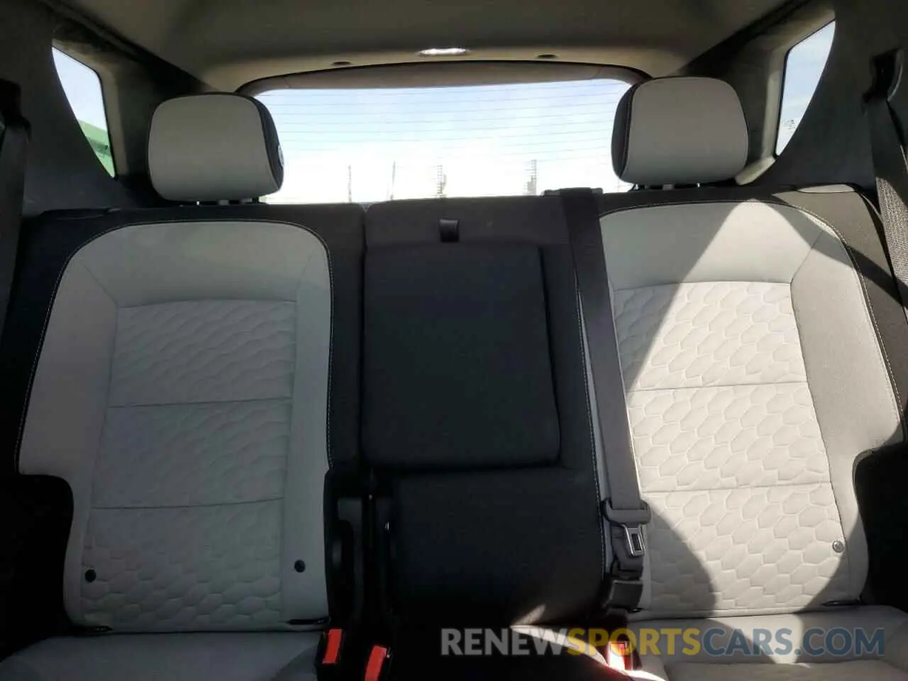 10 fotografías del automóvil dañado 2GNAXUEV6K6167864 CHEVROLET EQUINOX 2019