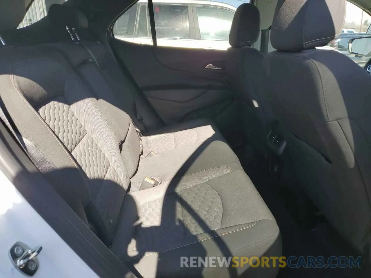 11 fotografías del automóvil dañado 2GNAXUEV6K6242112 CHEVROLET EQUINOX 2019