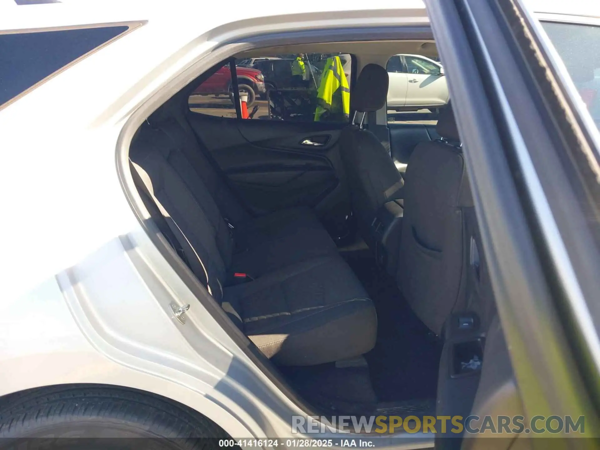 8 fotografías del automóvil dañado 2GNAXUEV7K6246637 CHEVROLET EQUINOX 2019