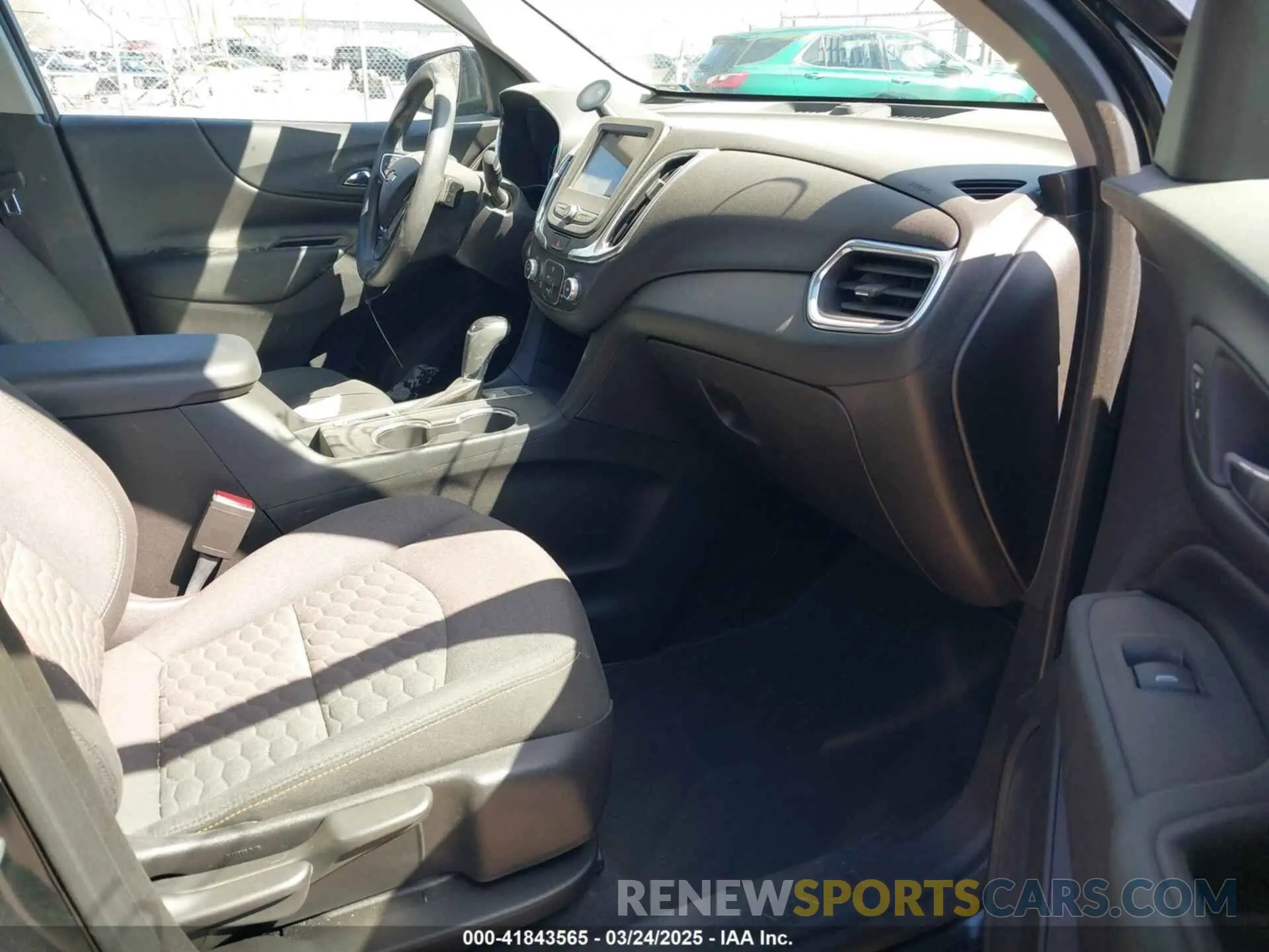5 fotografías del automóvil dañado 2GNAXUEV9K6202350 CHEVROLET EQUINOX 2019
