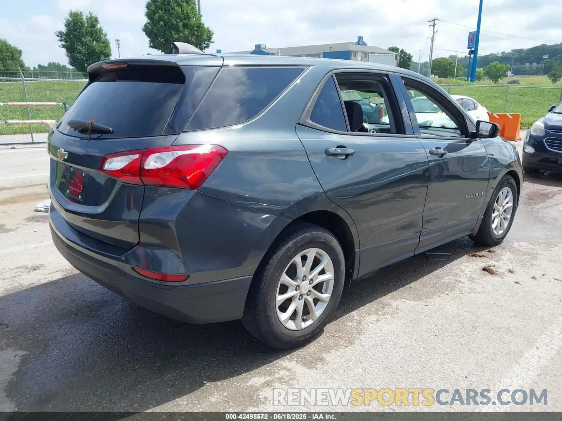 4 fotografías del automóvil dañado 3GNAXHEV3KS672205 CHEVROLET EQUINOX 2019