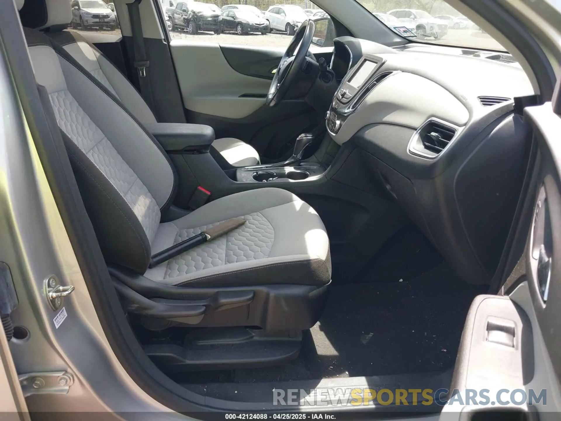 5 fotografías del automóvil dañado 3GNAXKEV3KS647429 CHEVROLET EQUINOX 2019