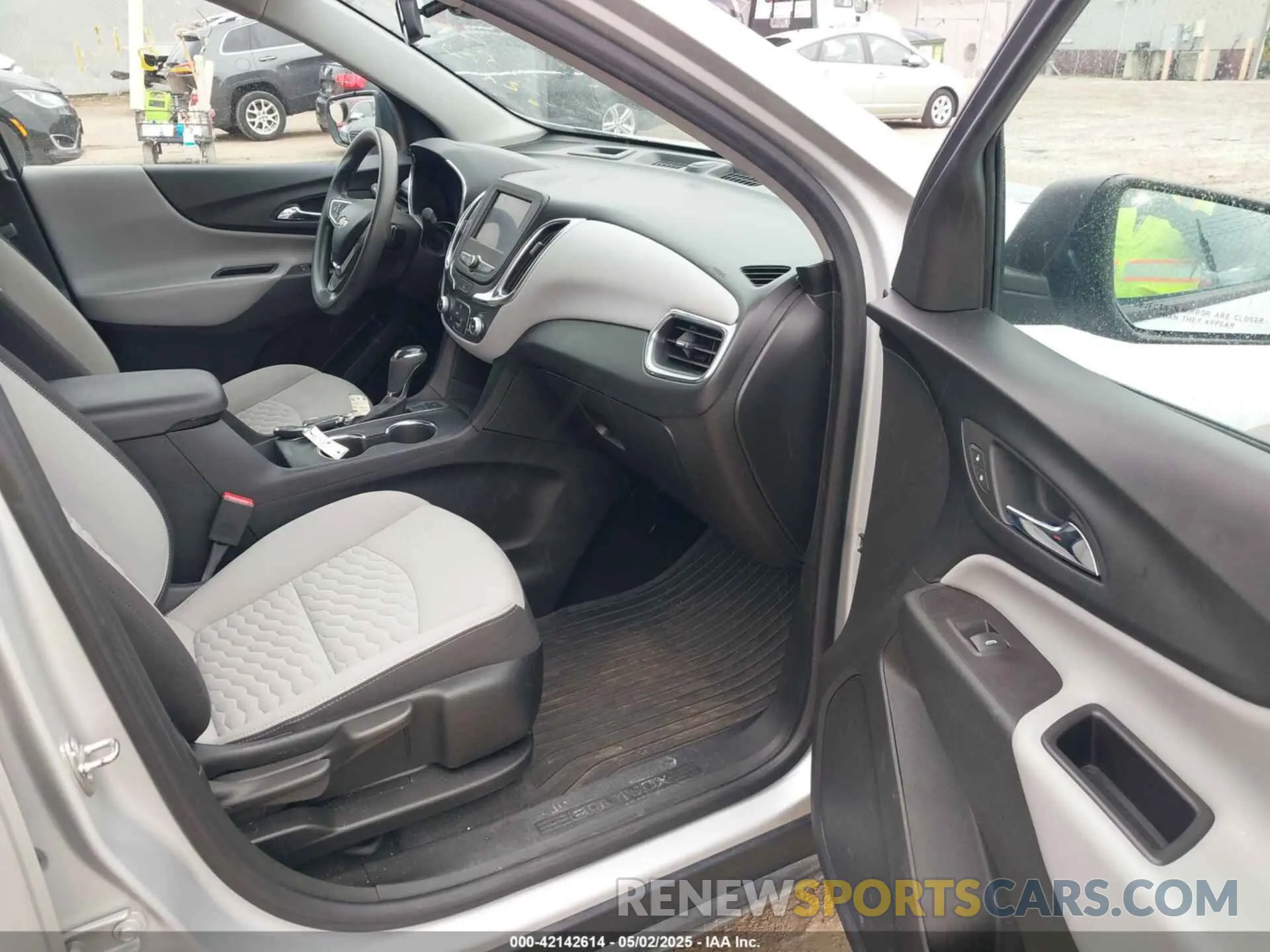 5 fotografías del automóvil dañado 2GNAX5EV2L6232295 CHEVROLET EQUINOX 2020