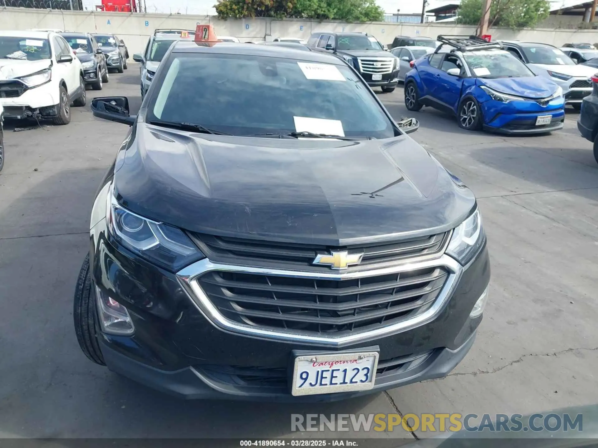 13 fotografías del automóvil dañado 2GNAXHEV2L6276413 CHEVROLET EQUINOX 2020