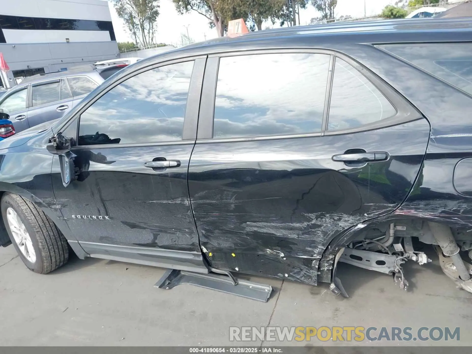 15 fotografías del automóvil dañado 2GNAXHEV2L6276413 CHEVROLET EQUINOX 2020