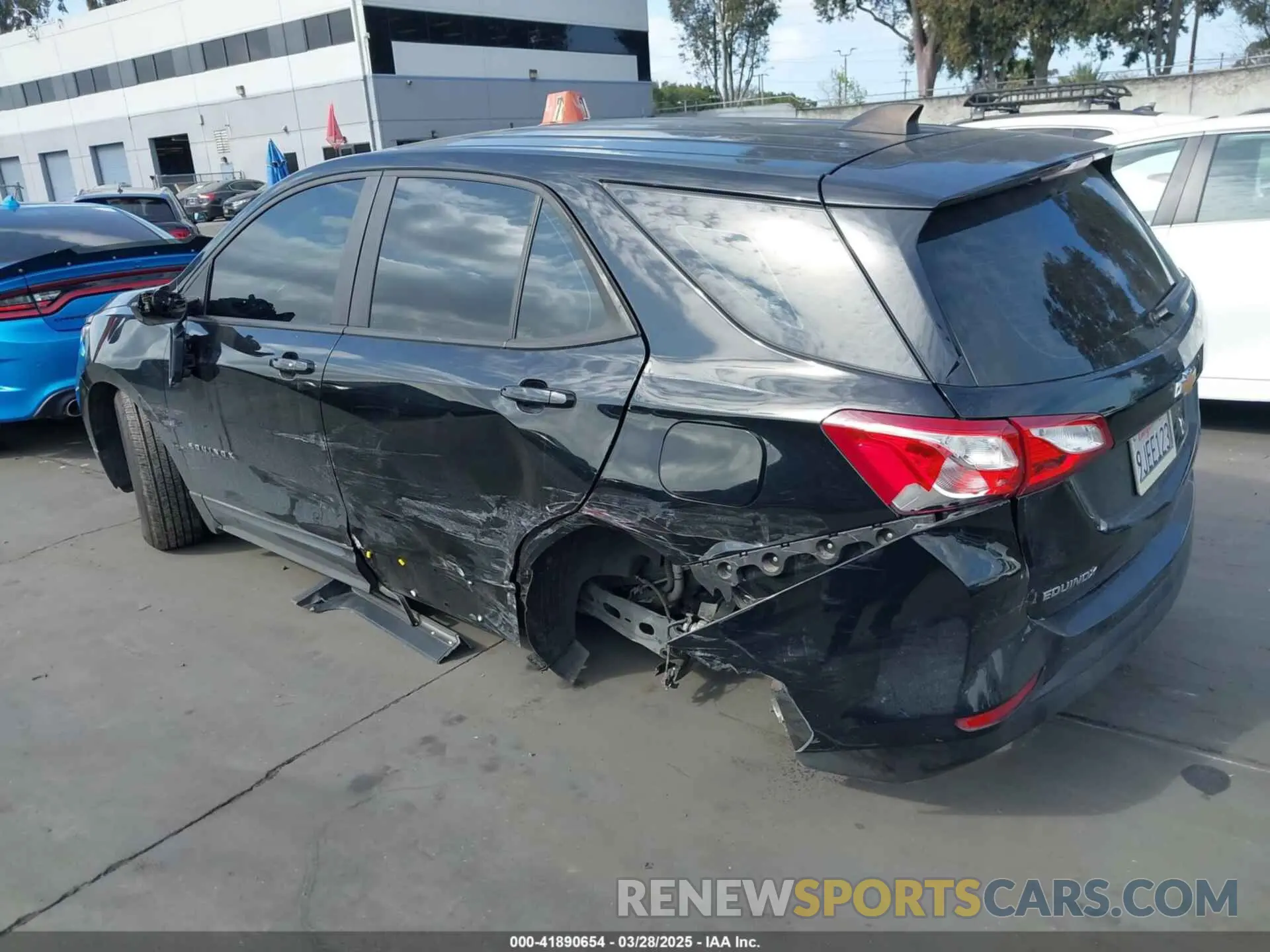 3 fotografías del automóvil dañado 2GNAXHEV2L6276413 CHEVROLET EQUINOX 2020