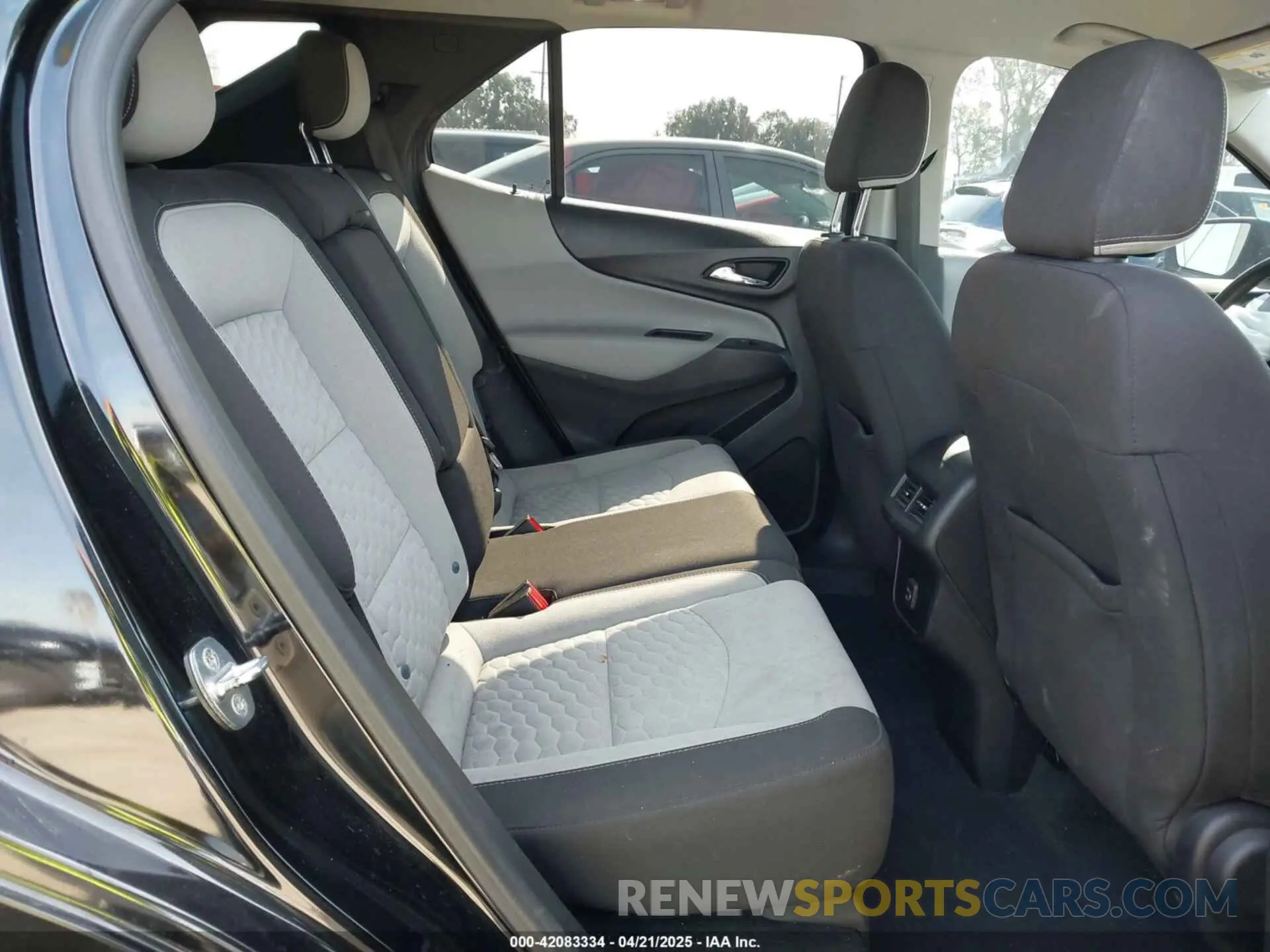 8 fotografías del automóvil dañado 2GNAXHEV3L6154255 CHEVROLET EQUINOX 2020