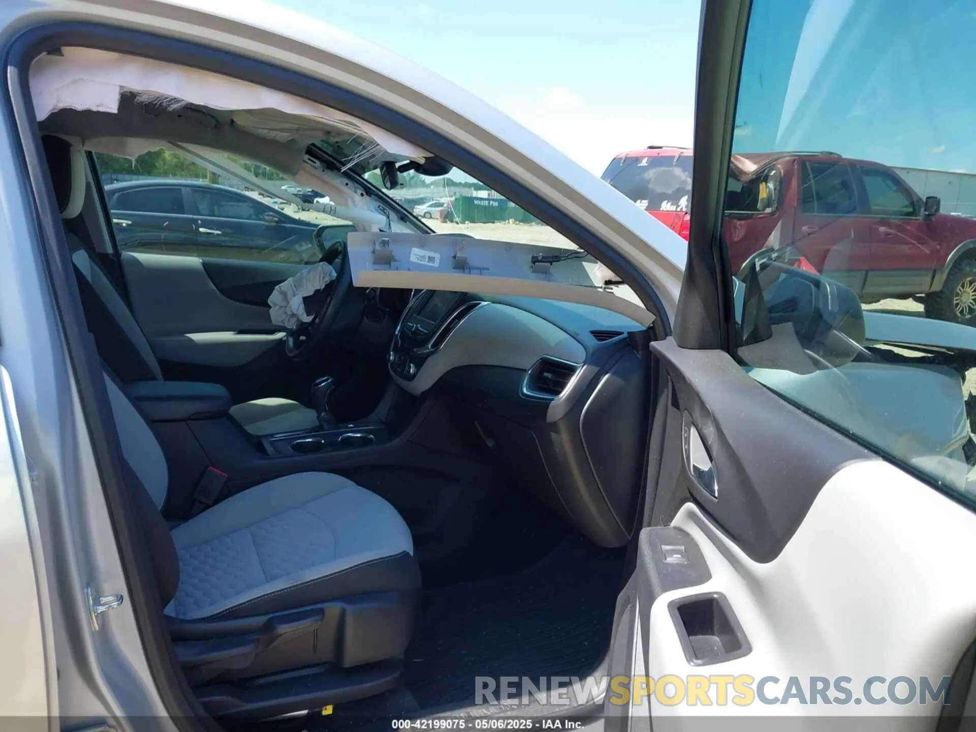 5 fotografías del automóvil dañado 2GNAXHEV3L6173341 CHEVROLET EQUINOX 2020