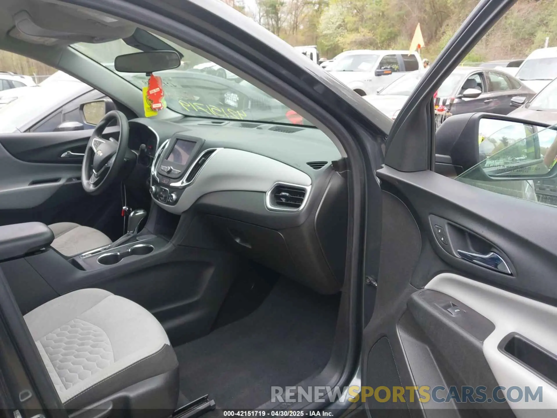 5 fotografías del automóvil dañado 2GNAXHEV4L6273674 CHEVROLET EQUINOX 2020