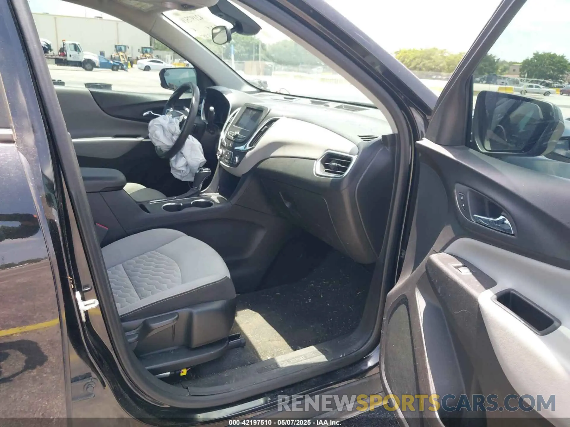 5 fotografías del automóvil dañado 2GNAXHEV6L6229384 CHEVROLET EQUINOX 2020