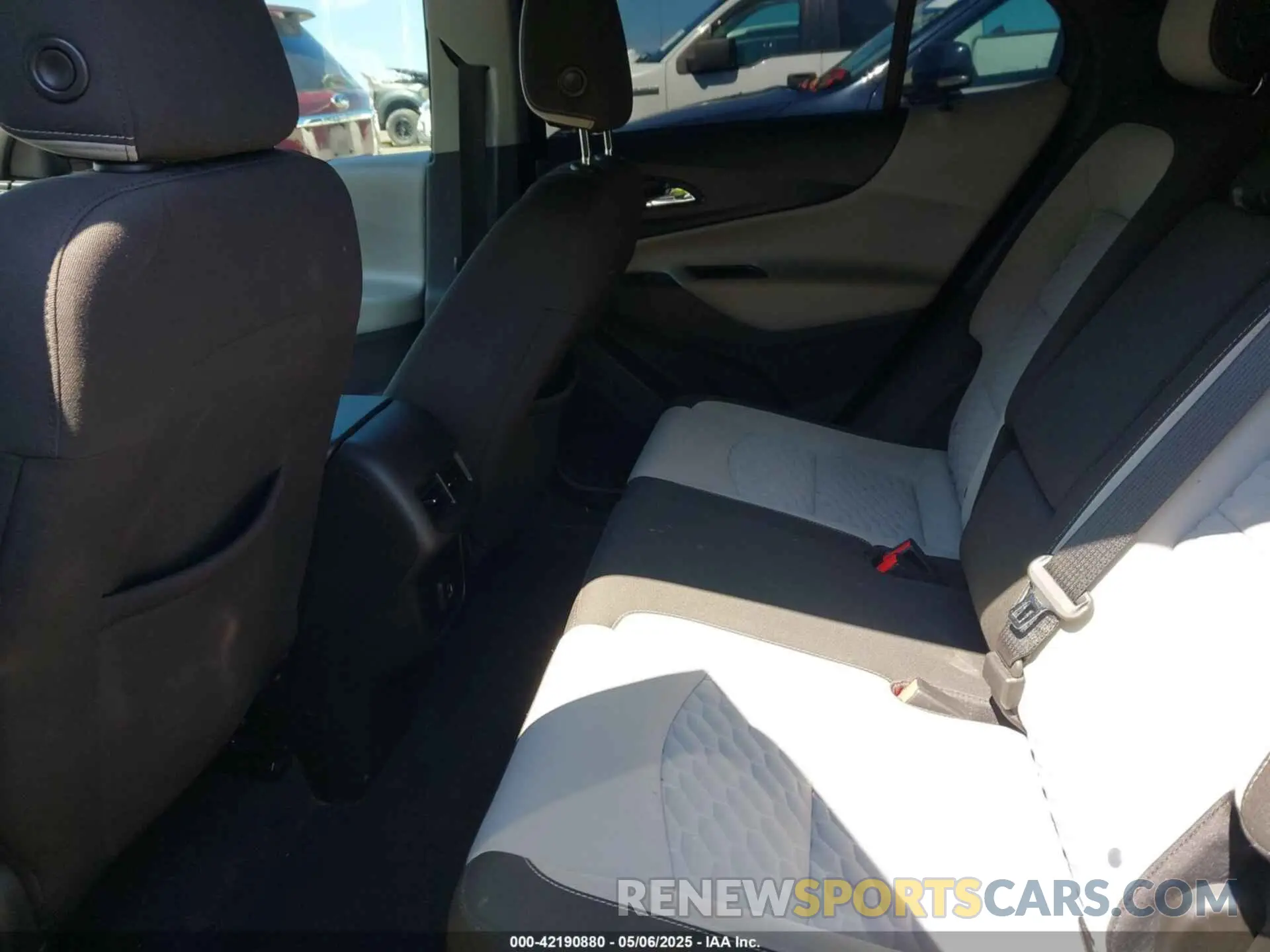 8 fotografías del automóvil dañado 2GNAXHEV8L6272219 CHEVROLET EQUINOX 2020