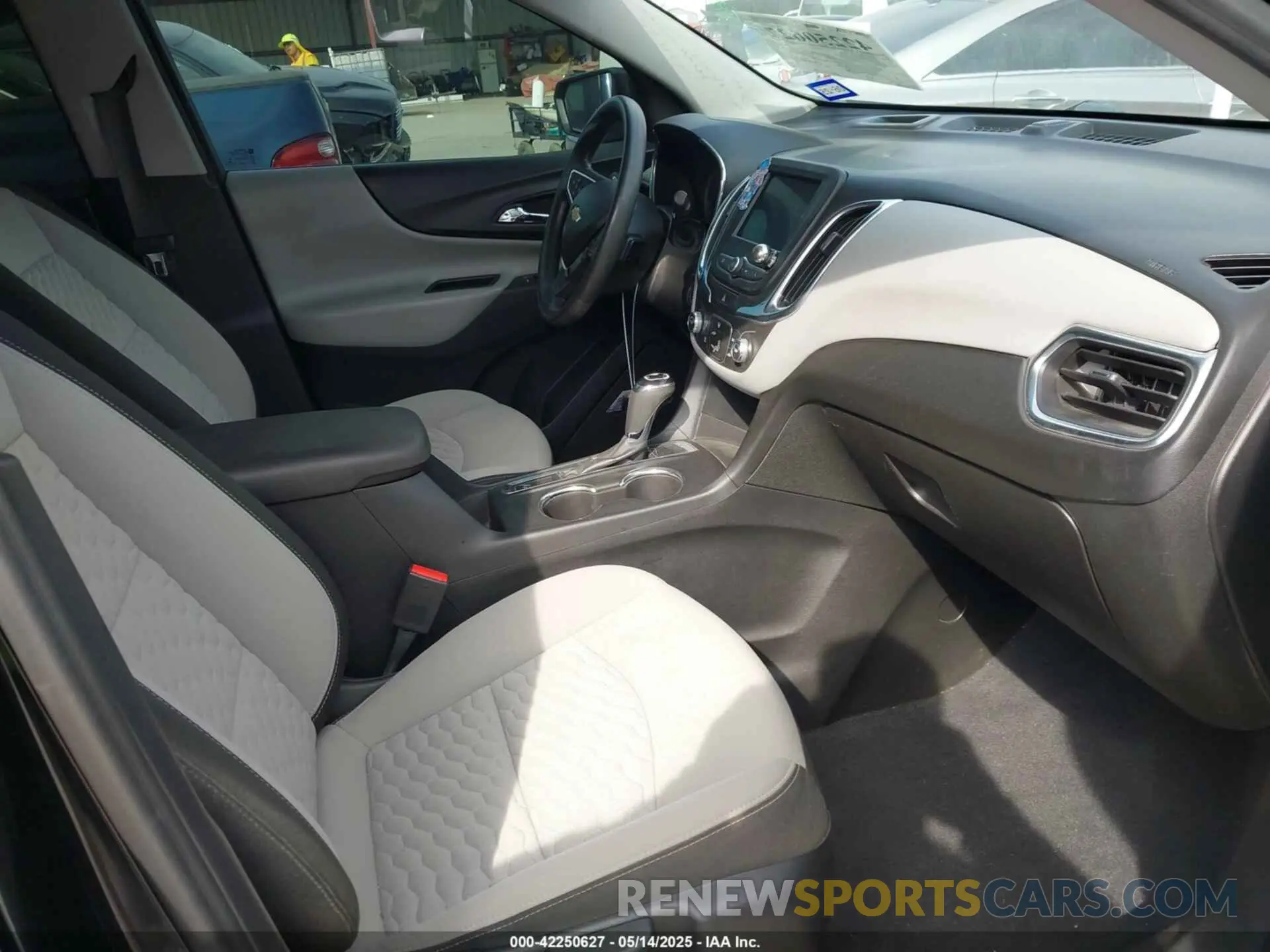 5 fotografías del automóvil dañado 2GNAXHEV9L6164580 CHEVROLET EQUINOX 2020