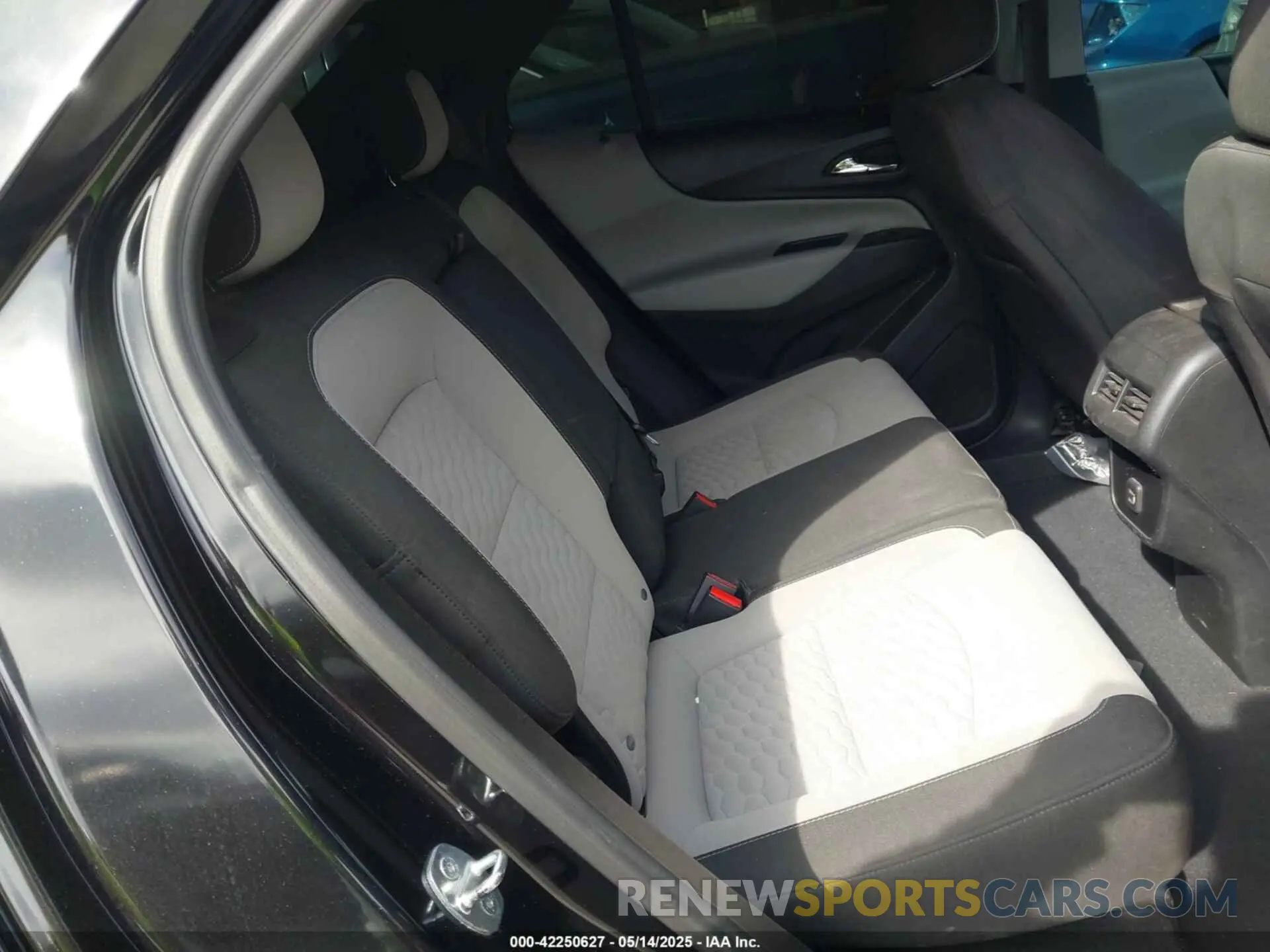 8 fotografías del automóvil dañado 2GNAXHEV9L6164580 CHEVROLET EQUINOX 2020