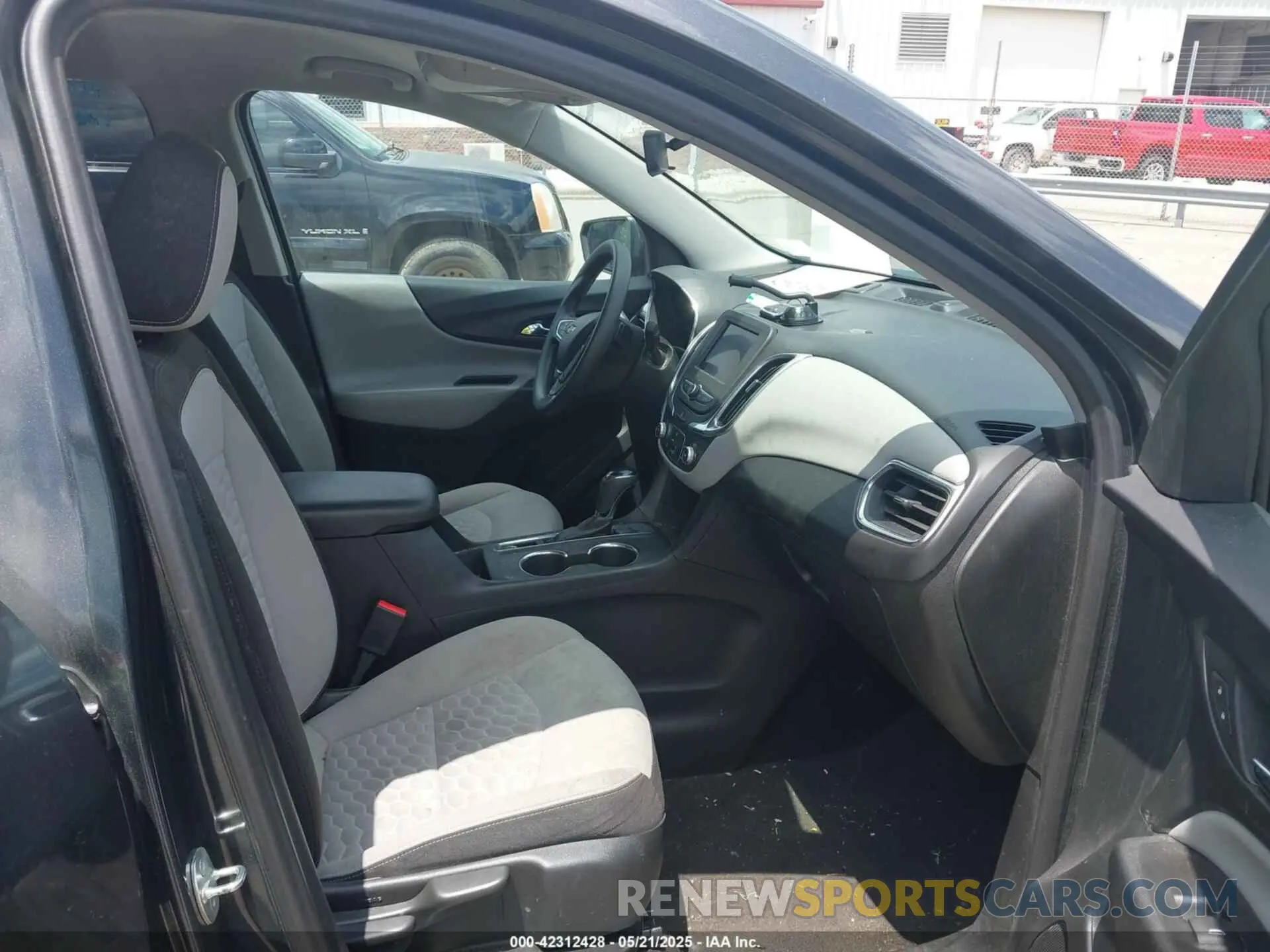 5 fotografías del automóvil dañado 2GNAXHEVXL6265465 CHEVROLET EQUINOX 2020