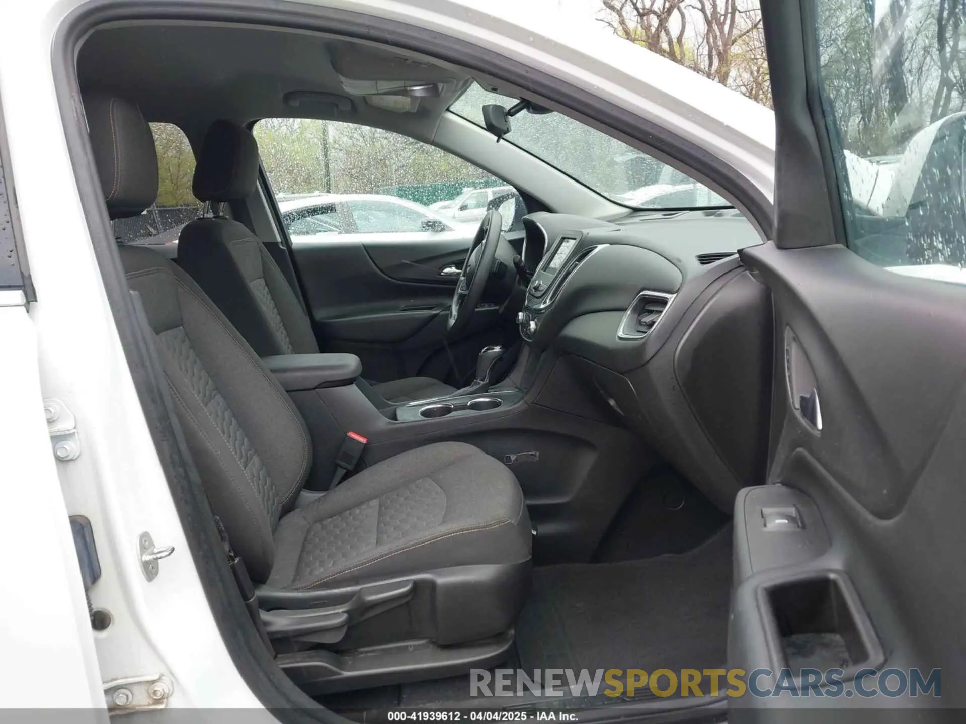 5 fotografías del automóvil dañado 2GNAXJEV2L6163939 CHEVROLET EQUINOX 2020
