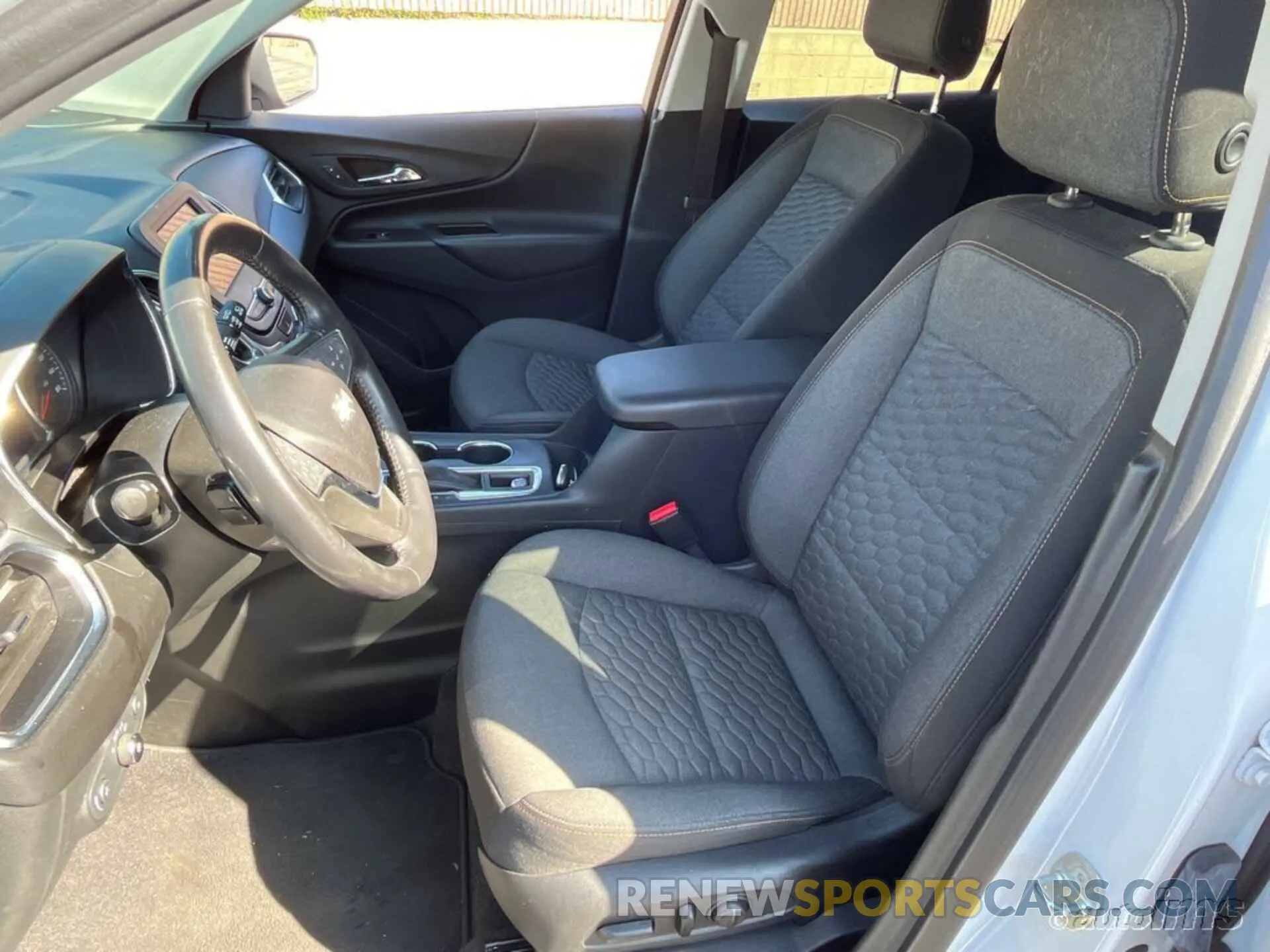 3 fotografías del automóvil dañado 2GNAXJEV2L6244584 CHEVROLET EQUINOX 2020