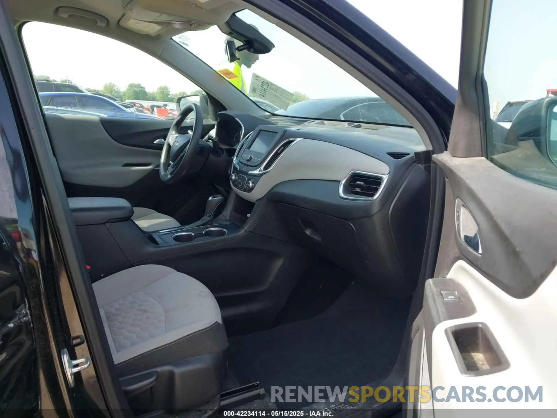 5 fotografías del automóvil dañado 2GNAXJEV6L6169601 CHEVROLET EQUINOX 2020