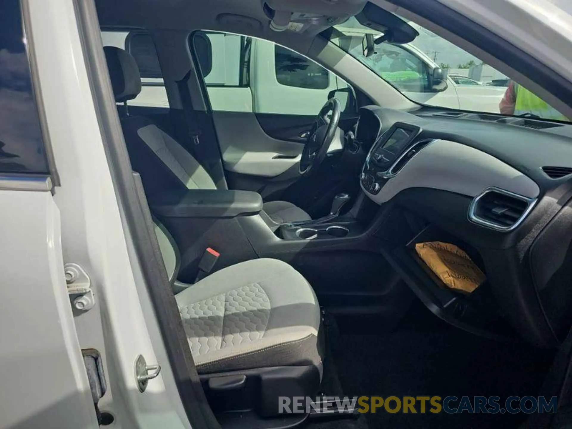 16 fotografías del automóvil dañado 2GNAXJEV6L6240022 CHEVROLET EQUINOX 2020