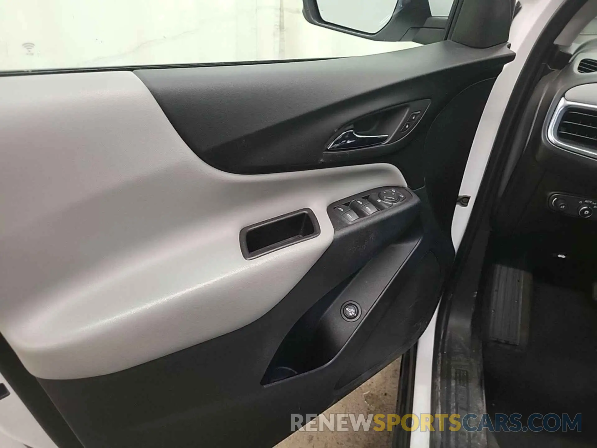 17 fotografías del automóvil dañado 2GNAXJEV8L6233511 CHEVROLET EQUINOX 2020