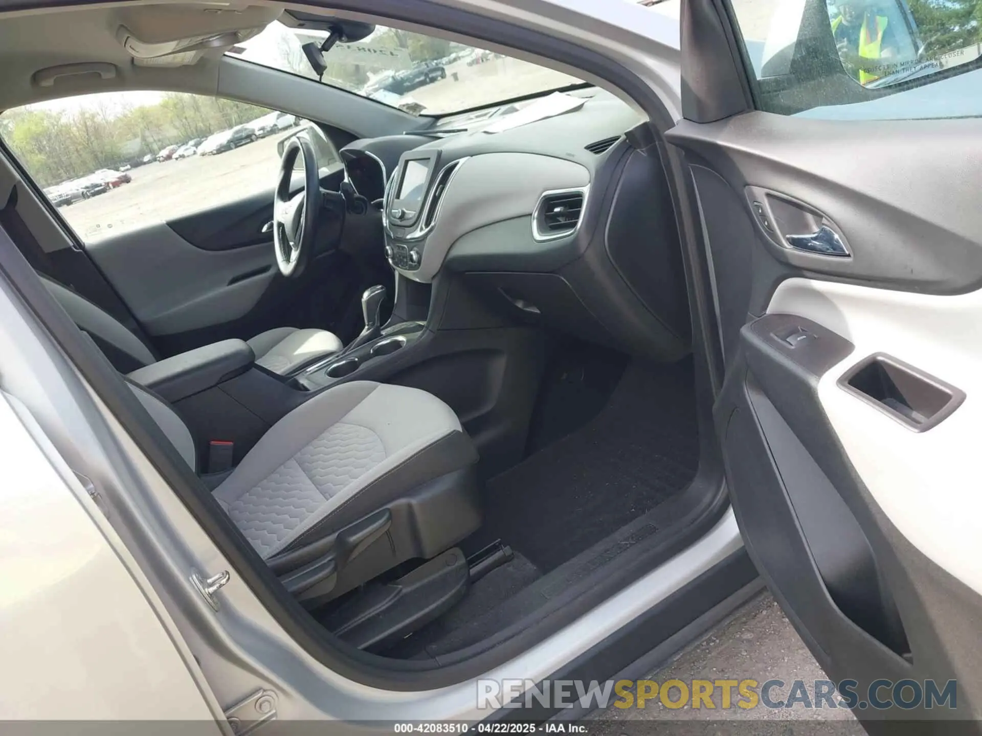 5 fotografías del automóvil dañado 2GNAXJEVXL6132843 CHEVROLET EQUINOX 2020