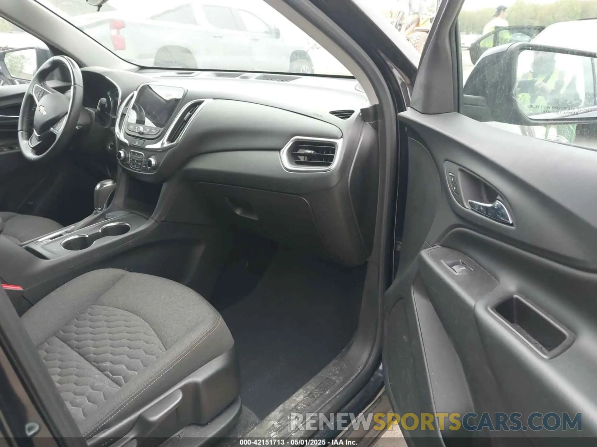 5 fotografías del automóvil dañado 2GNAXKEV3L6100175 CHEVROLET EQUINOX 2020