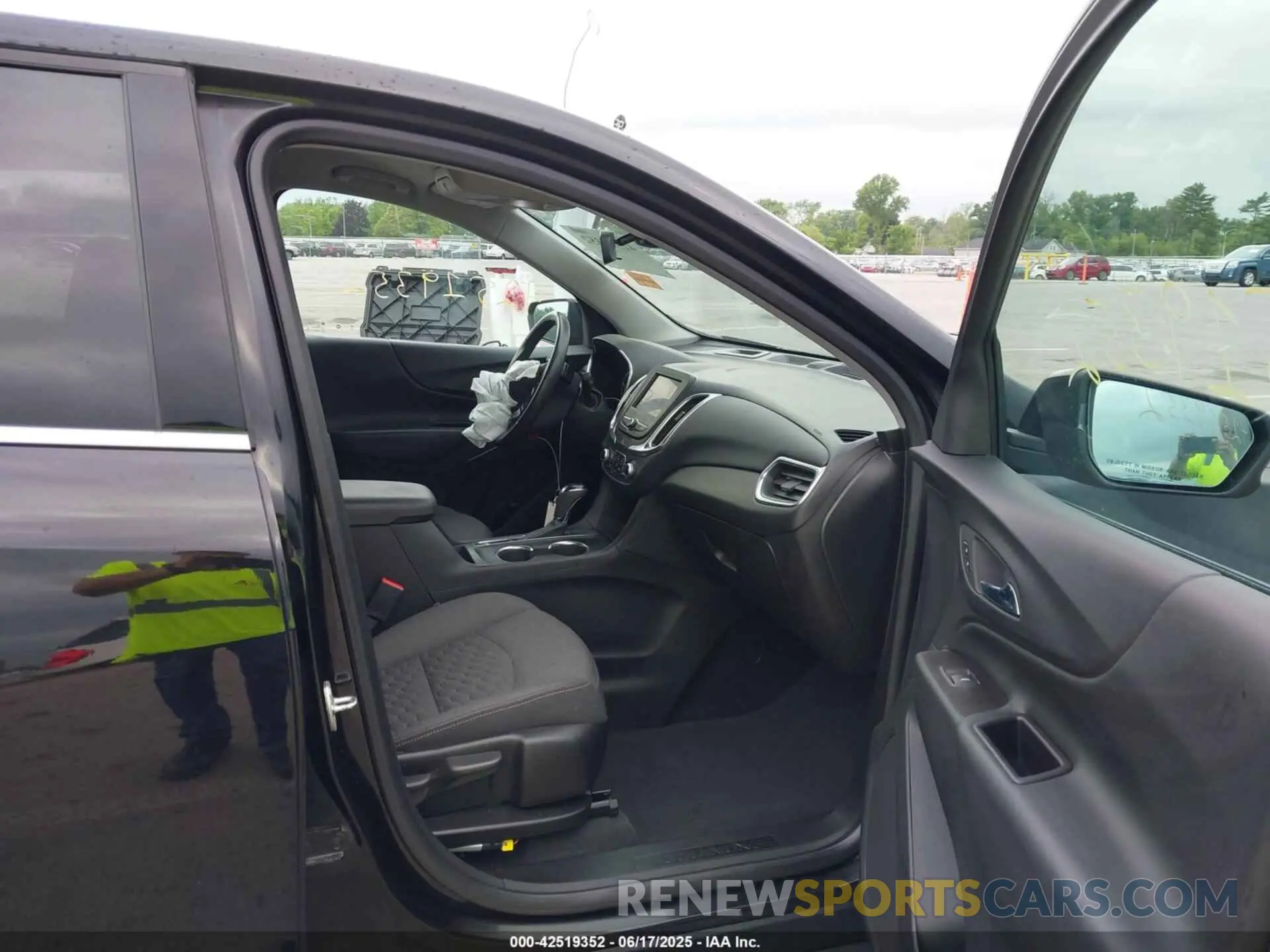 5 fotografías del automóvil dañado 2GNAXKEV3L6195126 CHEVROLET EQUINOX 2020