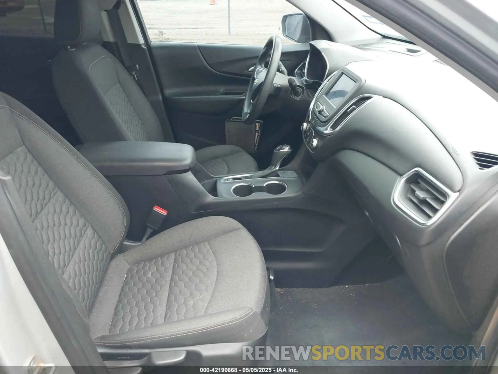 5 fotografías del automóvil dañado 2GNAXKEV4L6138871 CHEVROLET EQUINOX 2020