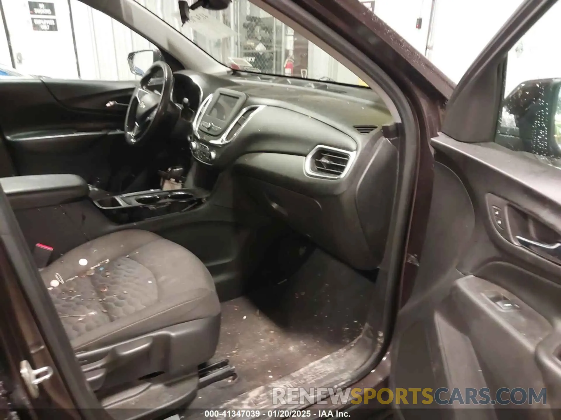 5 fotografías del automóvil dañado 2GNAXKEV5L6256668 CHEVROLET EQUINOX 2020