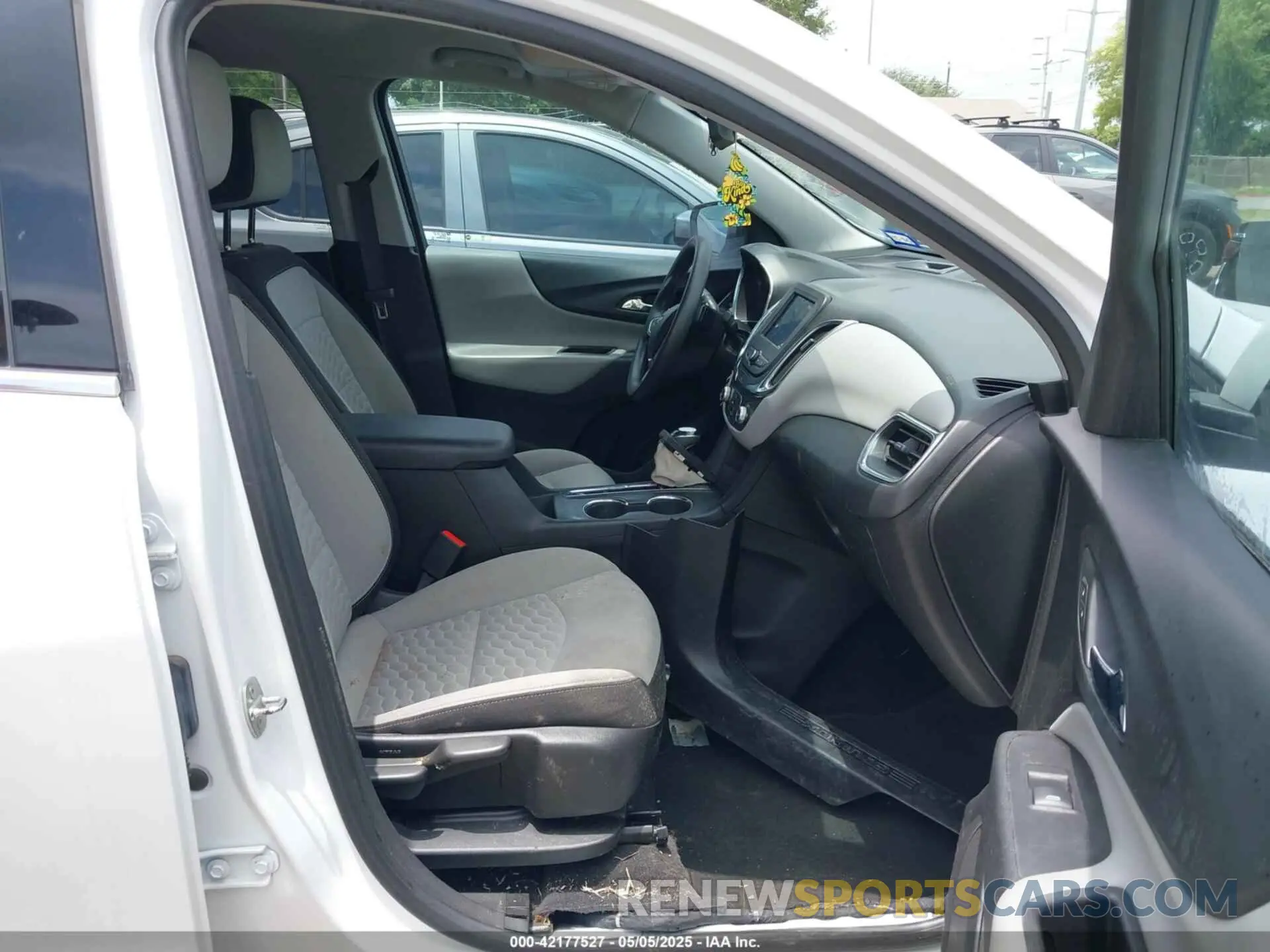 5 fotografías del automóvil dañado 2GNAXKEV6L6181883 CHEVROLET EQUINOX 2020