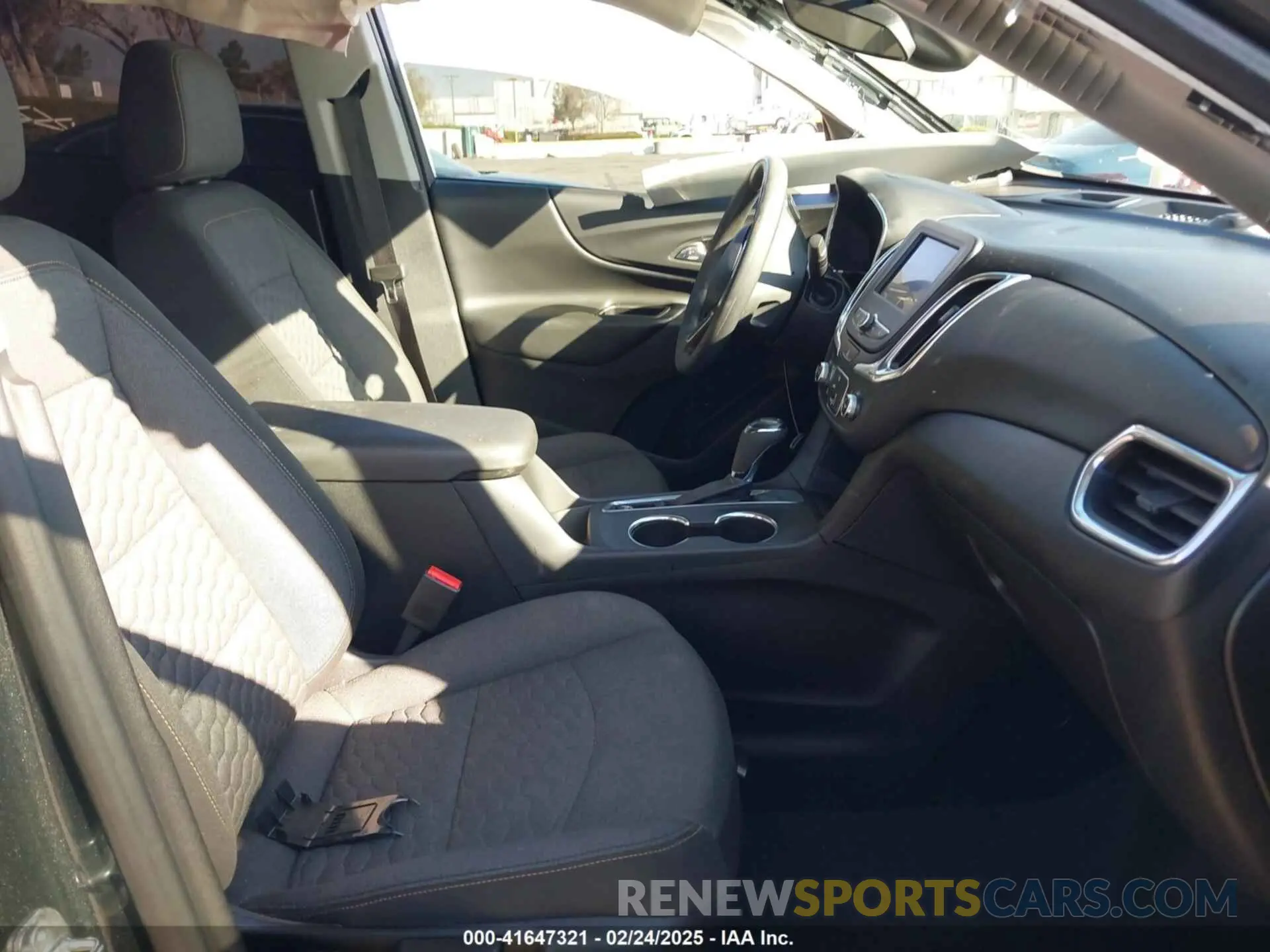 5 fotografías del automóvil dañado 2GNAXKEV8L6266076 CHEVROLET EQUINOX 2020