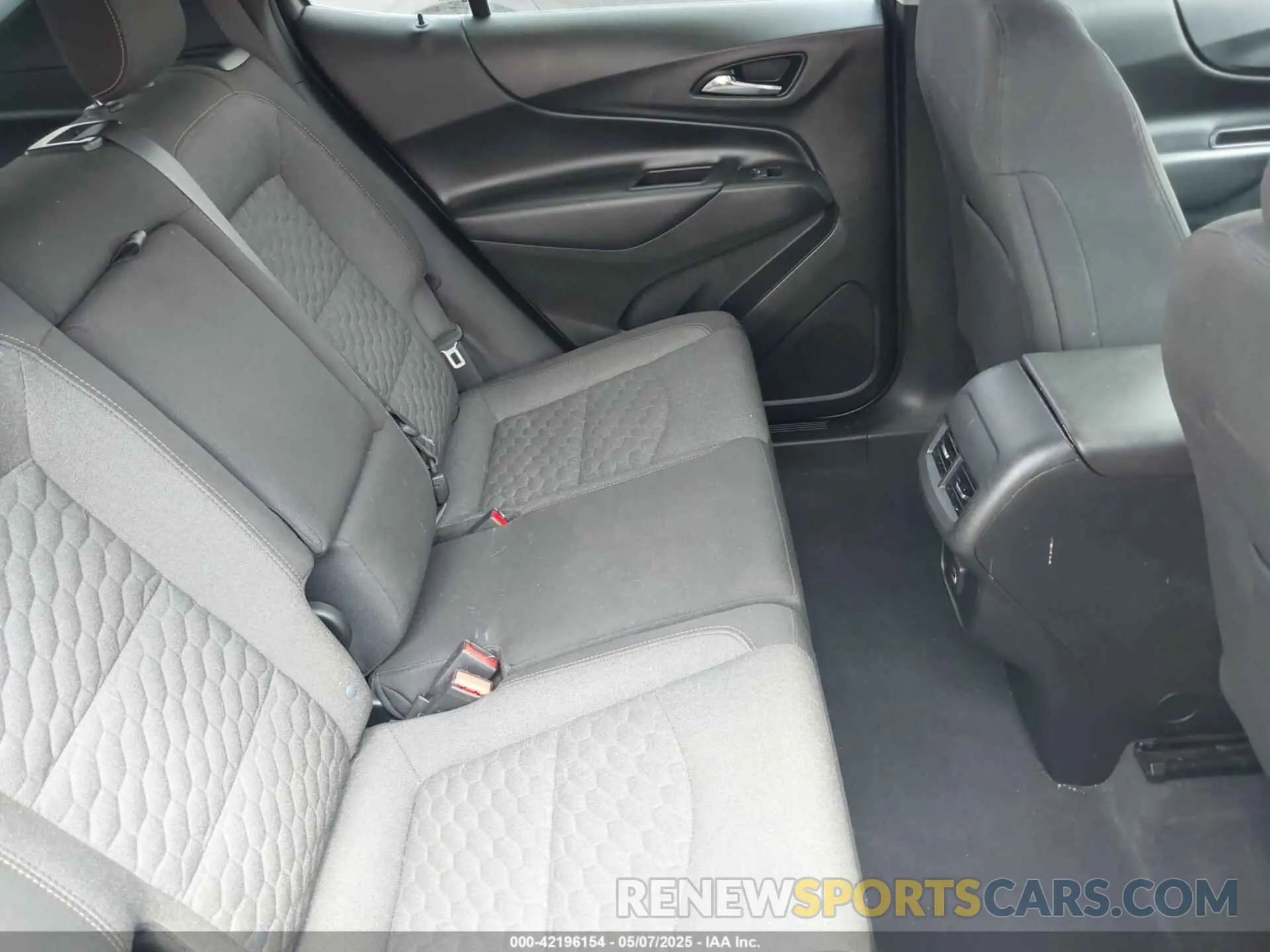 8 fotografías del automóvil dañado 2GNAXLEX4L6215956 CHEVROLET EQUINOX 2020