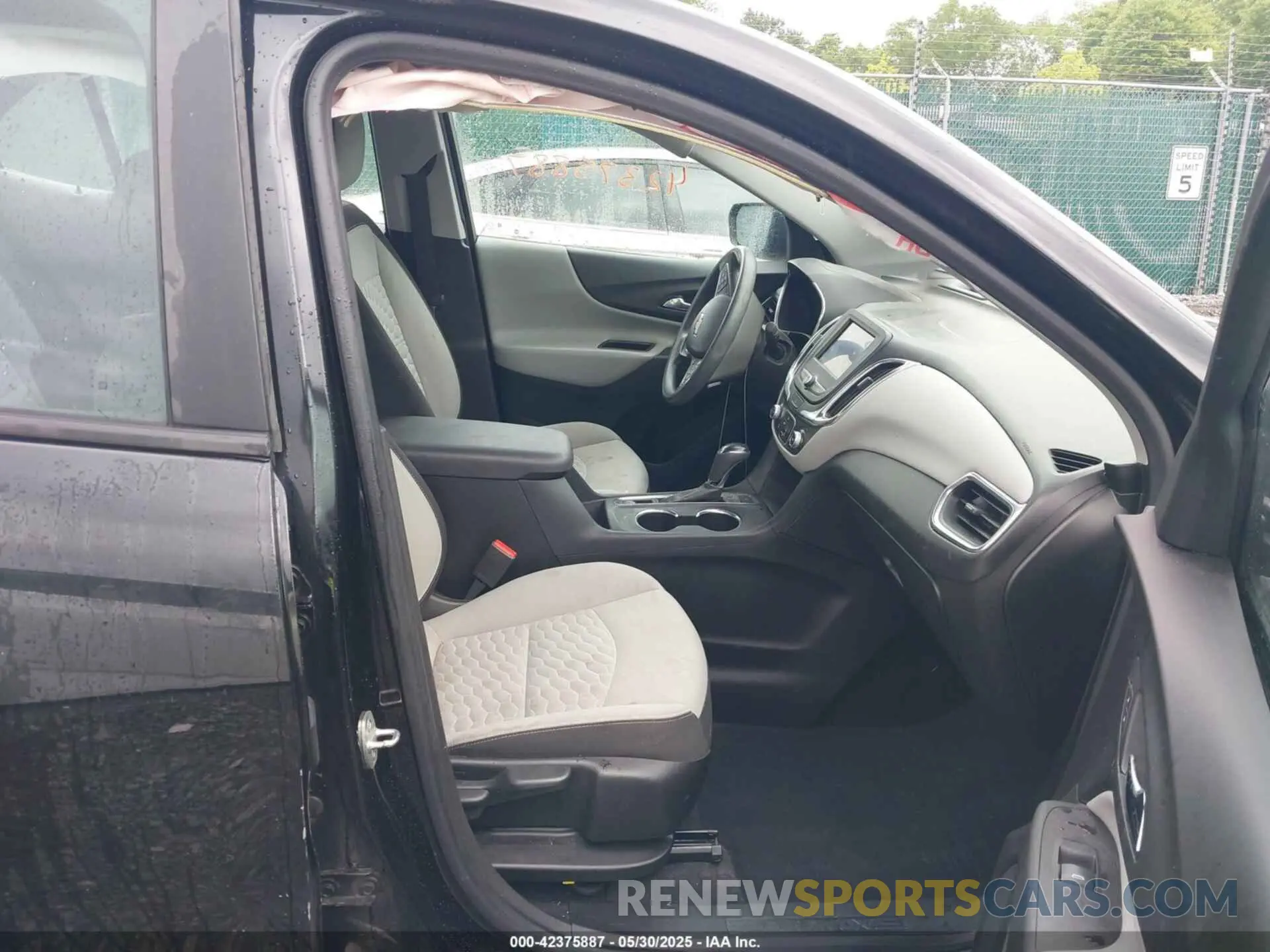 5 fotografías del automóvil dañado 2GNAXSEV2L6274335 CHEVROLET EQUINOX 2020