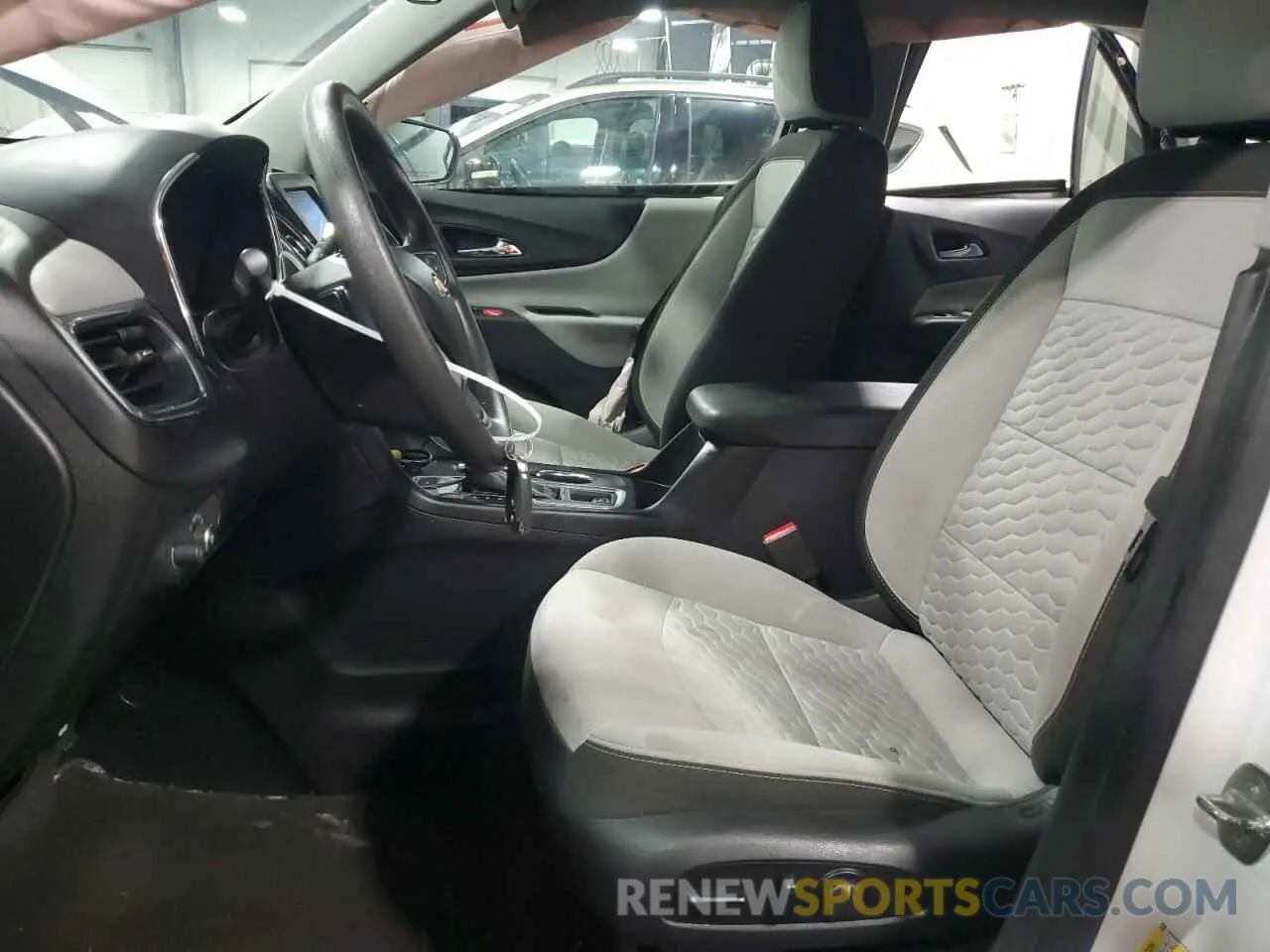 7 fotografías del automóvil dañado 2GNAXUEV0L6105054 CHEVROLET EQUINOX 2020