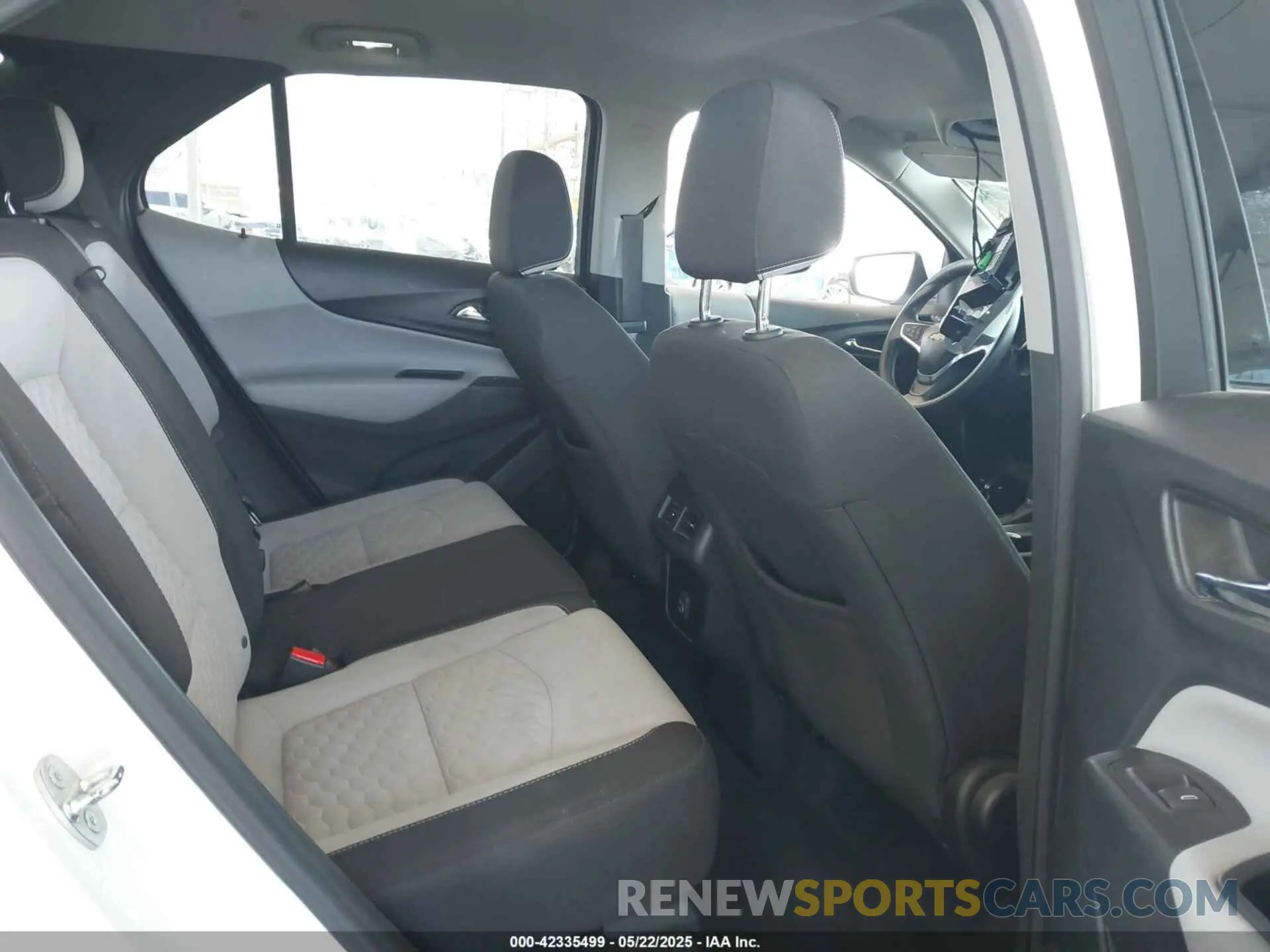 8 fotografías del automóvil dañado 2GNAXUEV1L6224067 CHEVROLET EQUINOX 2020