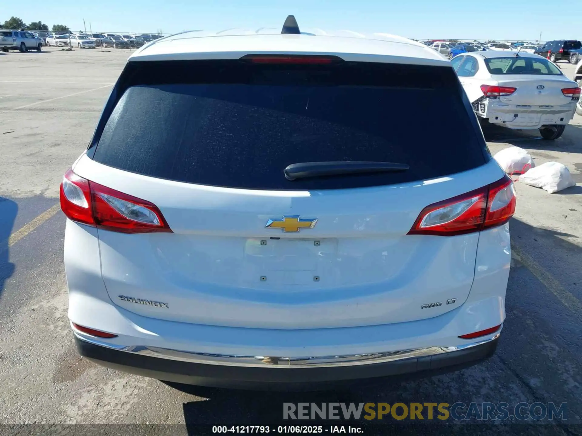 16 fotografías del automóvil dañado 2GNAXUEV2L6208430 CHEVROLET EQUINOX 2020