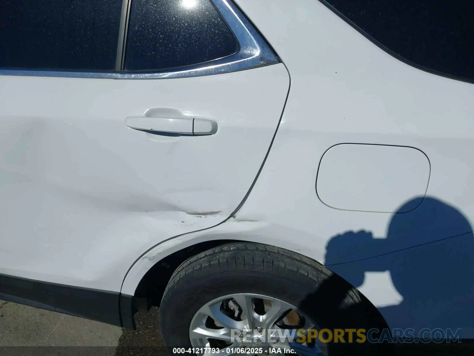 17 fotografías del automóvil dañado 2GNAXUEV2L6208430 CHEVROLET EQUINOX 2020