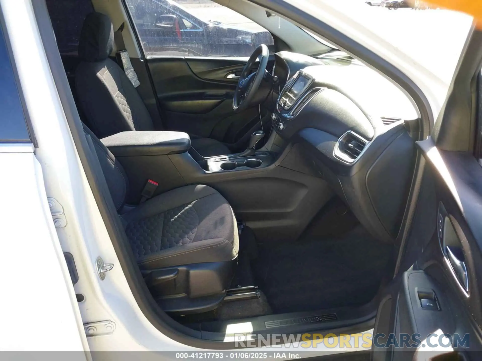 5 fotografías del automóvil dañado 2GNAXUEV2L6208430 CHEVROLET EQUINOX 2020