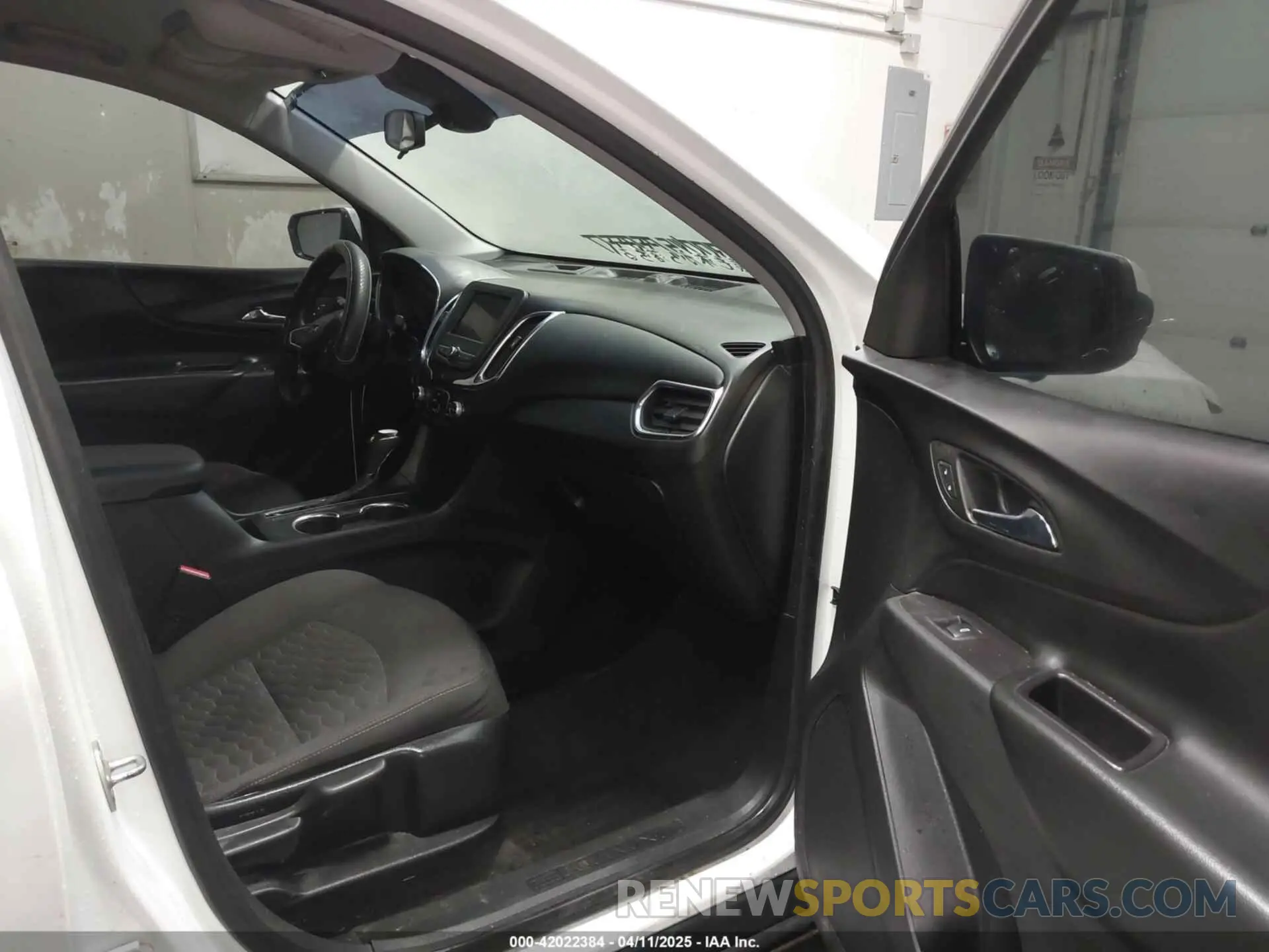 5 fotografías del automóvil dañado 2GNAXUEV3L6236561 CHEVROLET EQUINOX 2020