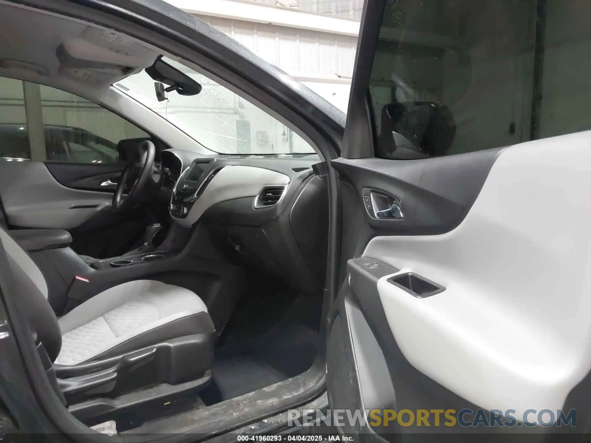5 fotografías del automóvil dañado 2GNAXUEV4L6157402 CHEVROLET EQUINOX 2020