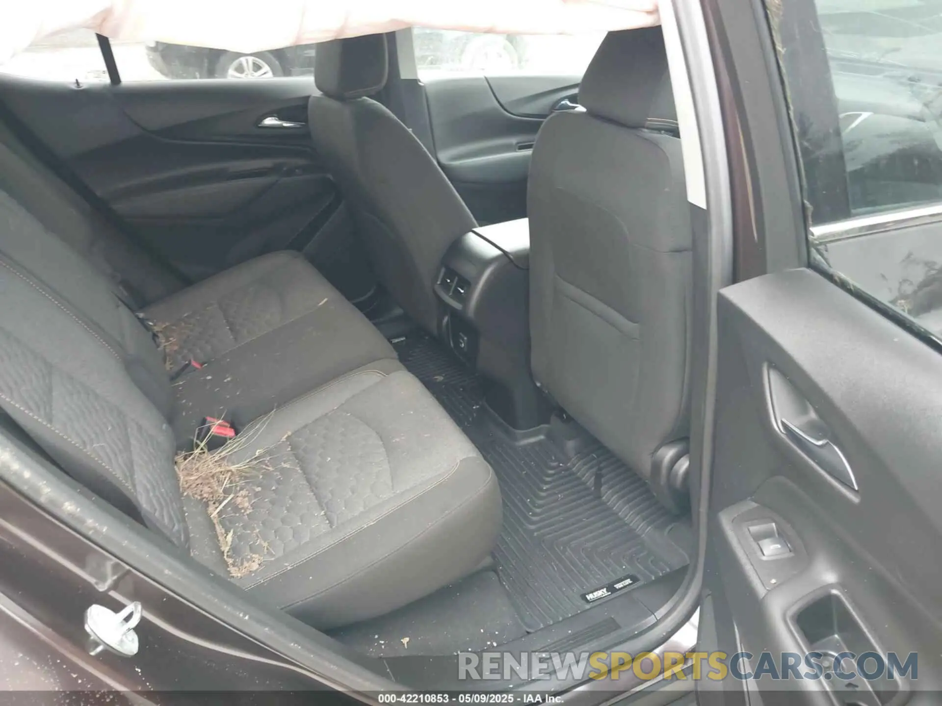 8 fotografías del automóvil dañado 2GNAXUEV4L6265275 CHEVROLET EQUINOX 2020